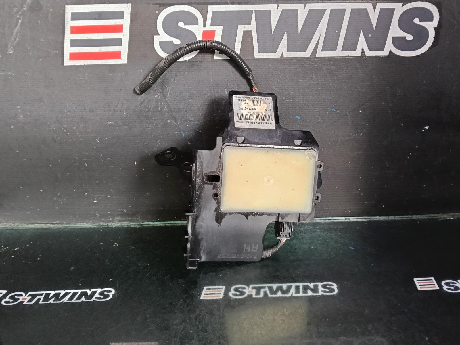 Used auto part listing image: 2018 HYUNDAI SONATA REVERSE CAMERA BLIND SPOT MONITOR SENSOR (RH REAR BEHIND BUMPER), LF, 10/14-01/20 0000377808