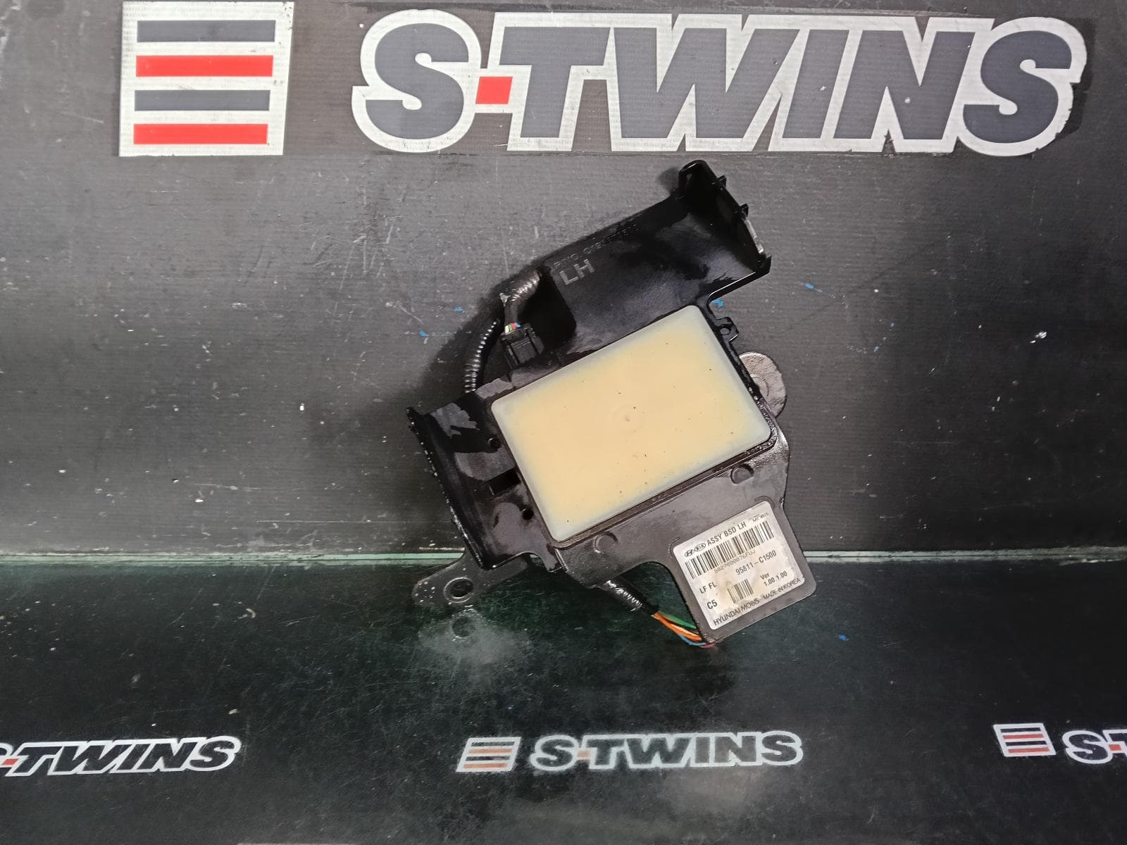 Used auto part listing image: 2018 HYUNDAI SONATA REVERSE CAMERA BLIND SPOT MONITOR SENSOR (LH REAR BEHIND BUMPER), LF, 10/14-01/20 0000377807