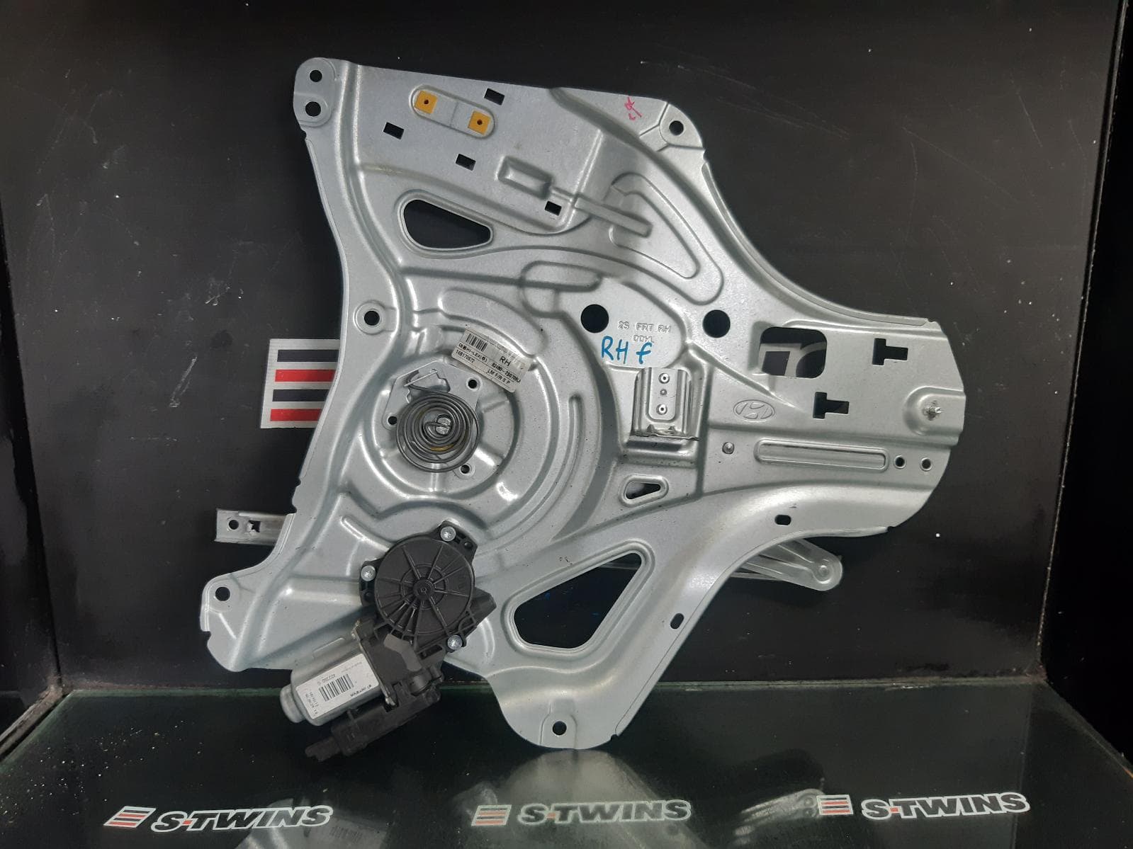 Used auto part listing image: 2014 HYUNDAI IX35 RIGHT FRONT WINDOW REG MOTOR DOOR REG ASSY (REG AND MOTOR), LM SERIES, 11/09-01/16 0000373260