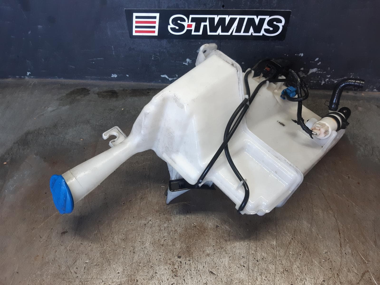 Used auto part listing image: 2013 HYUNDAI I30 WASHER BOTTLE GD, 5DR HATCH, W/ H/LAMP WASHER TYPE, 03/12-02/17 0000375399