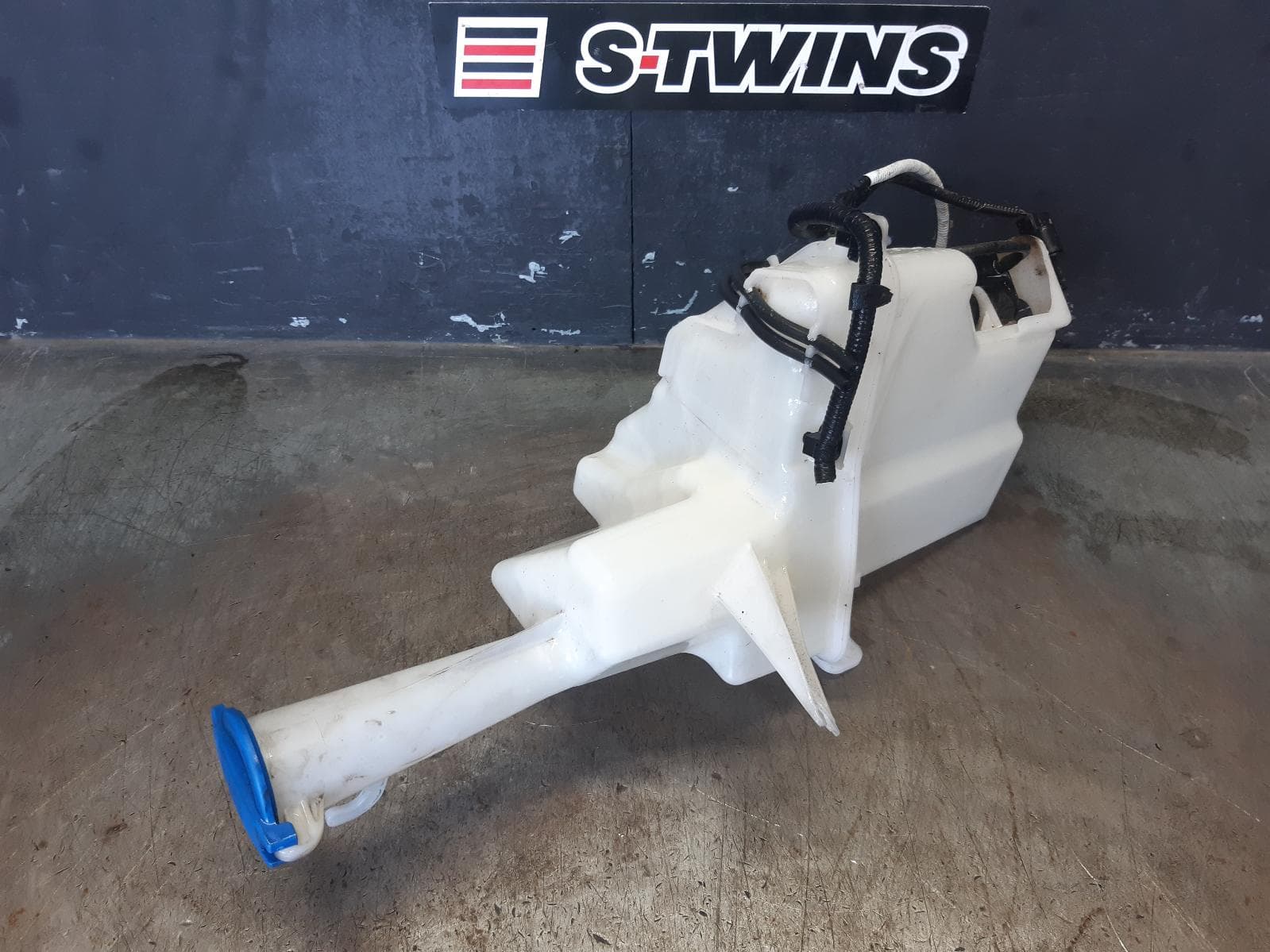Used auto part listing image: 2018 HYUNDAI KONA WASHER BOTTLE OS, 09/17-07/23 0000375130