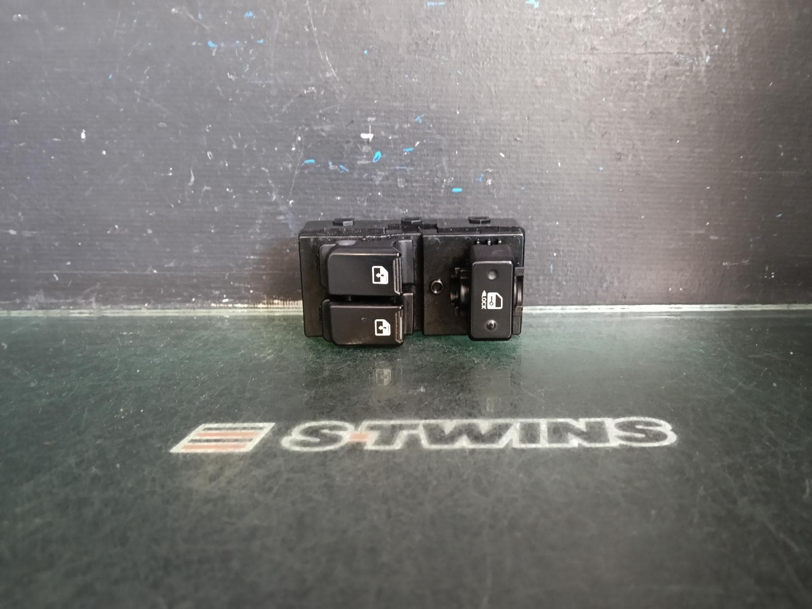 Used auto part listing image: 2017 HYUNDAI ILOAD/IMAX PWR DR WIND SWITCH RH FRONT (MASTER SWITCH), TQ, AUTO UP& DOWN, 11/07-03/21 0000378705
