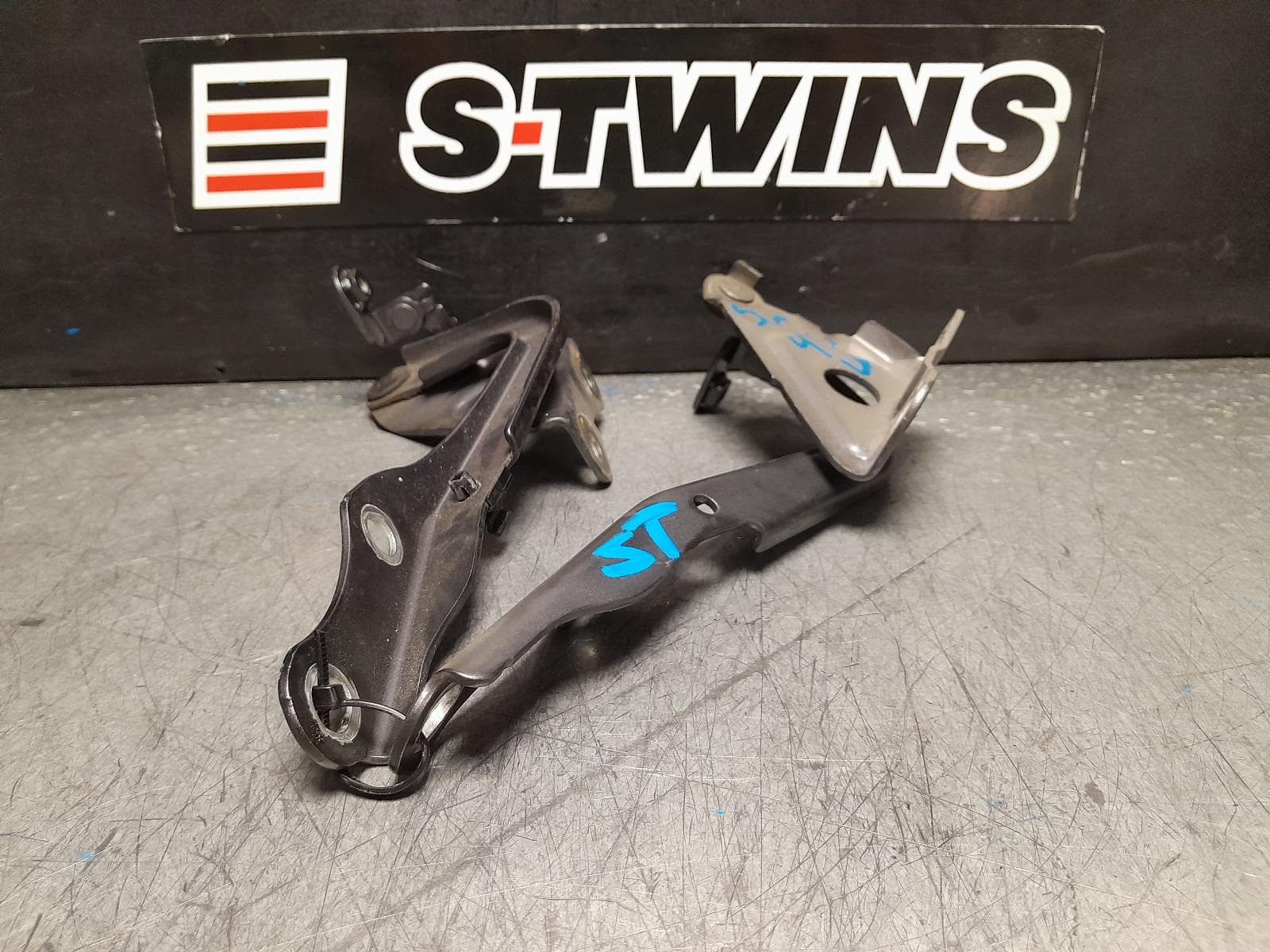 Used auto part listing image: 2012 TOYOTA RAV4 BONNET HINGE STRUT HINGES (PAIR), ACA33/ACA38, 11/05-11/12 0000376263