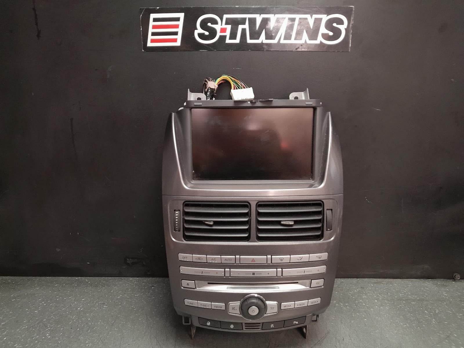 Used auto part listing image: 2015 FORD FALCON FGX, DISPLAY/HEAD/CONTROL UNIT ASSY, NON SAT NAV TYPE, BLACK FACE, 10/14-12/16 0000378473