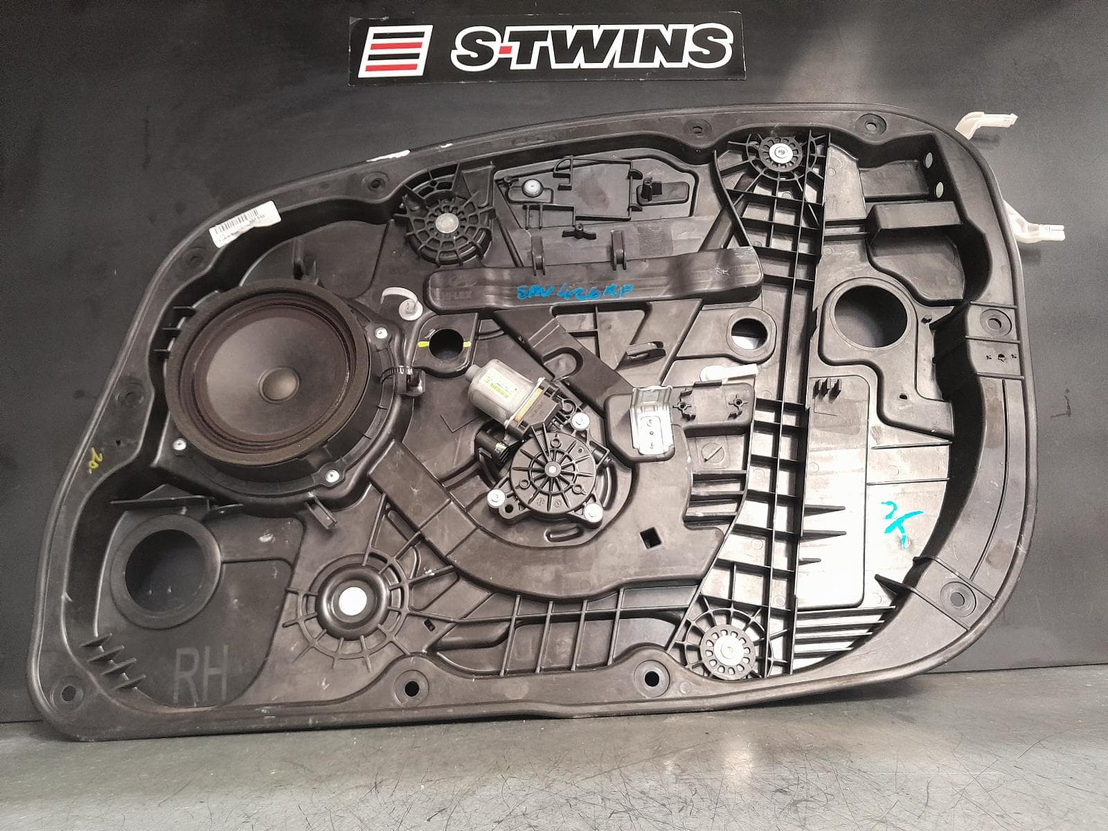 Used auto part listing image: 2015 HYUNDAI I30 RIGHT FRONT WINDOW REG MOTOR GD, HATCH, DOOR REG ASSY (REG AND MOTOR), 5DR, (MOTOR-2 PIN), AUTO DOWN SWITCH TYPE, 03/12-04/17 0000375810