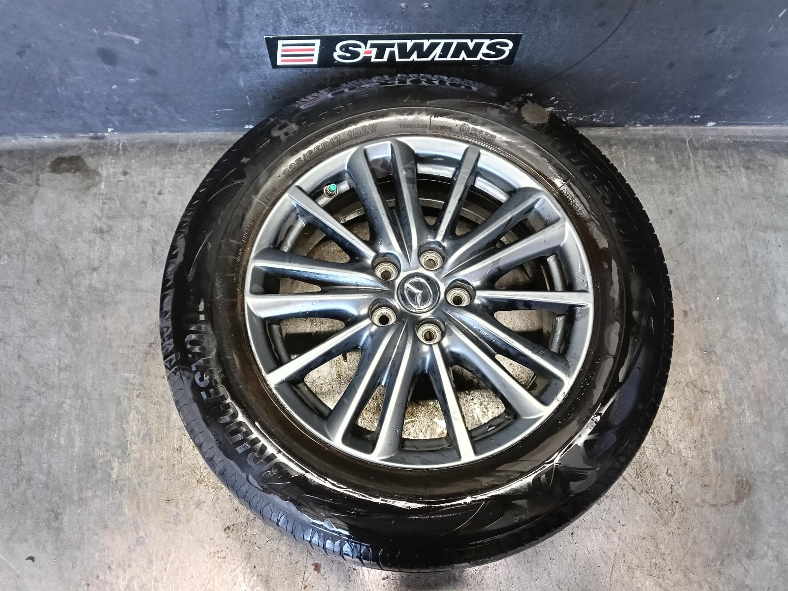 Used auto part listing image: 2018 MAZDA CX5 WHEEL MAG FACTORY, 17X7IN, MULTI SPOKE, GREY METALLIC, KF, 02/17-08/21 0000378231