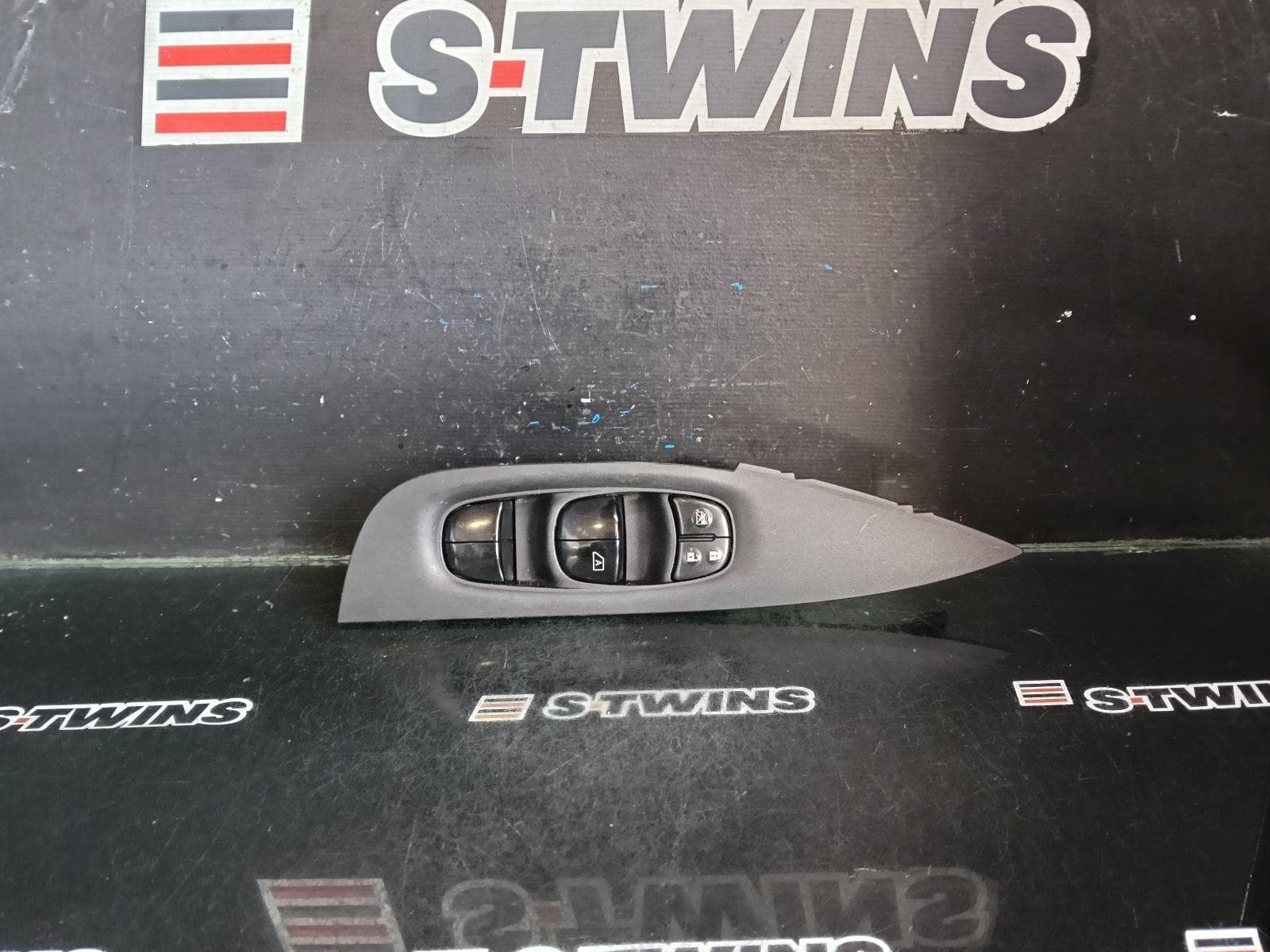 Used auto part listing image: 2014 NISSAN XTRAIL PWR DR WIND SWITCH RH FRONT (MASTER SWITCH), T32, 02/14-07/22 0000378243