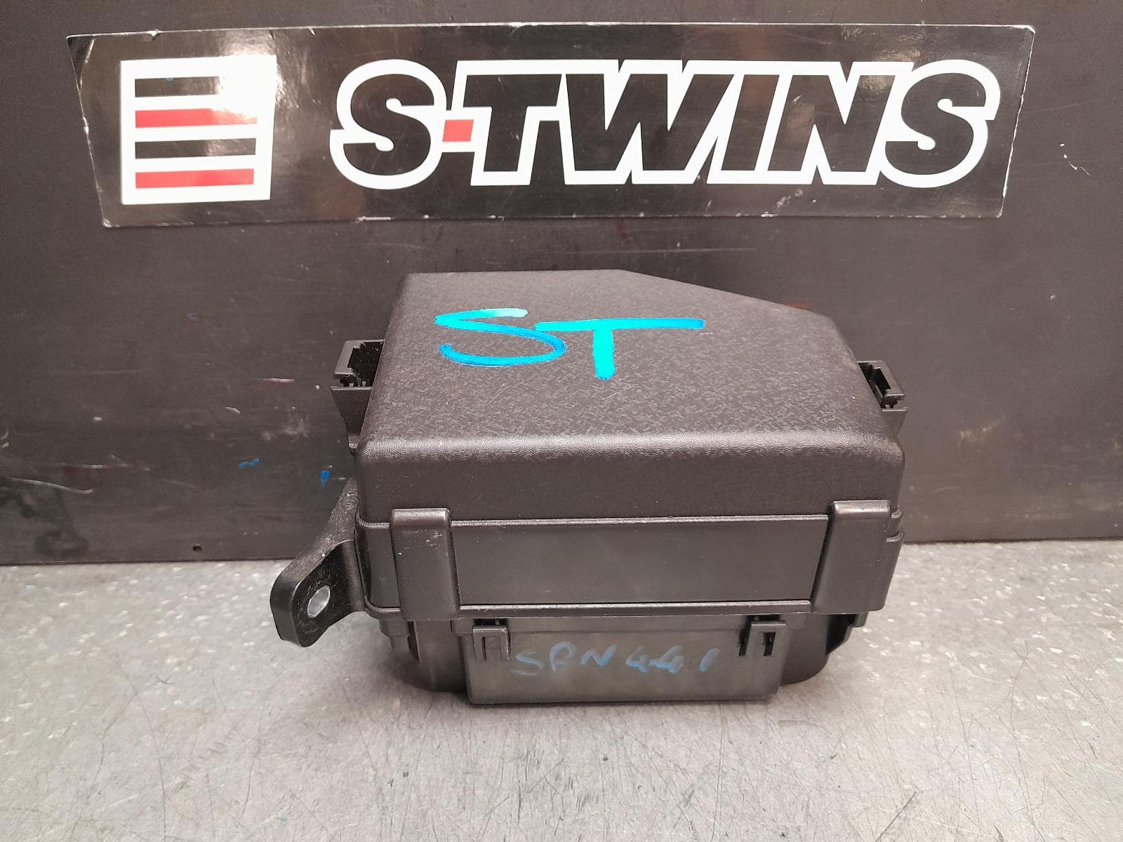Used auto part listing image: 2016 HYUNDAI ACCENT FUSE BOX ENGINE BAY, PETROL, RB, 05/11-12/19 0000379233