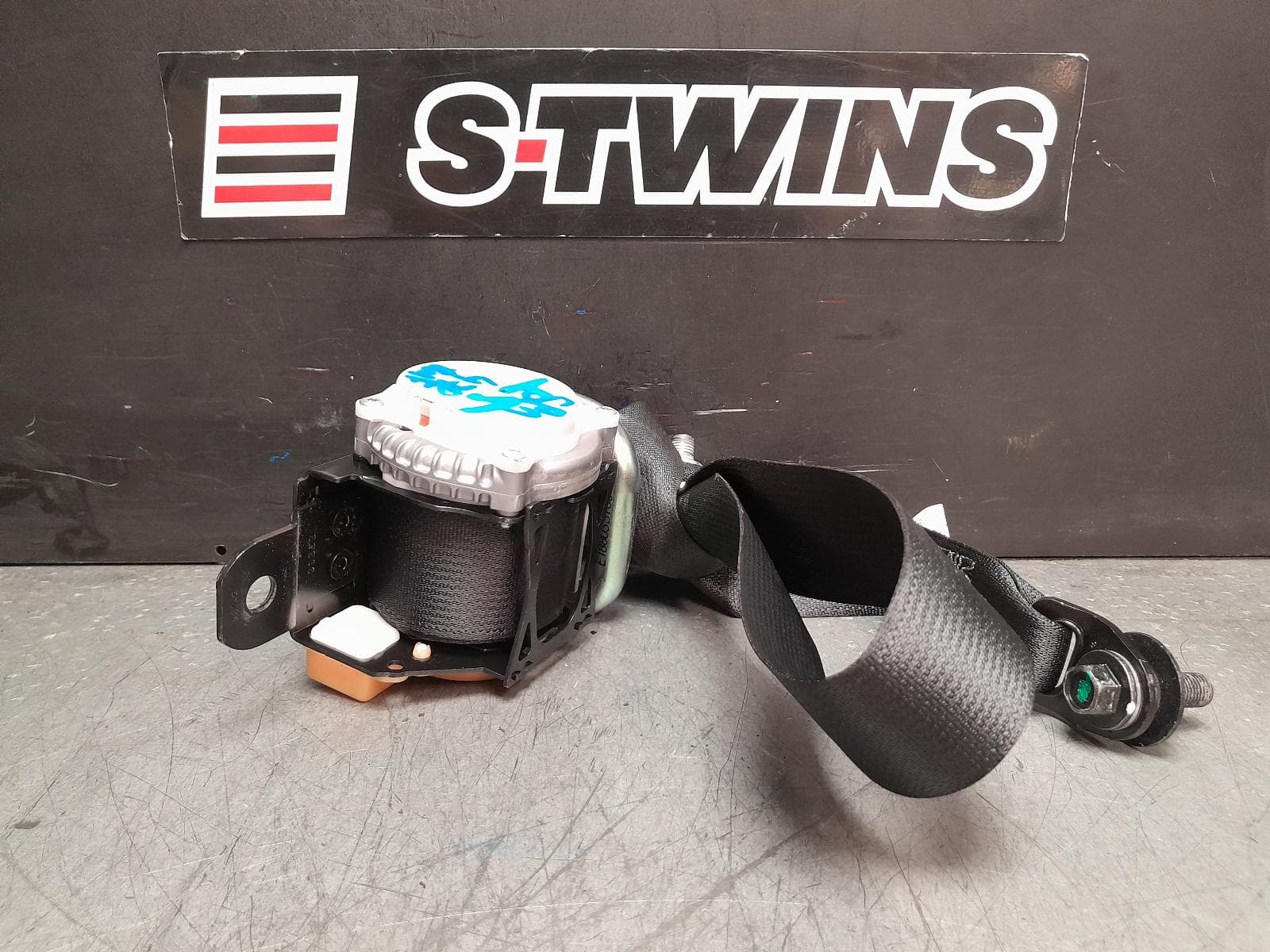 Used auto part listing image: 2018 HONDA HRV SEAT BELT STALK RH FRONT, SEAT BELT ONLY, 12/14-10/21 0000379161