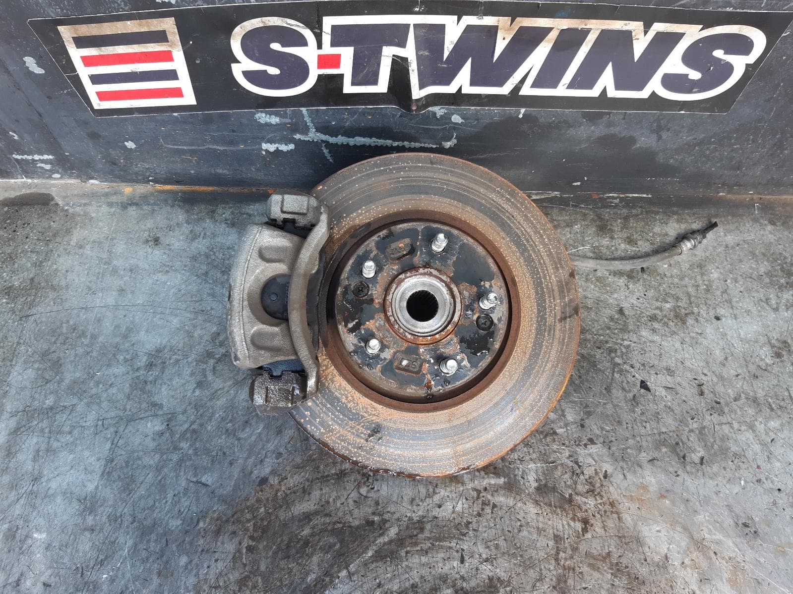 Used auto part listing image: 2015 HYUNDAI IX35 LEFT FRONT HUB ASSEMBLY LM SERIES, 2WD, PETROL, 11/09-01/16 0000309907