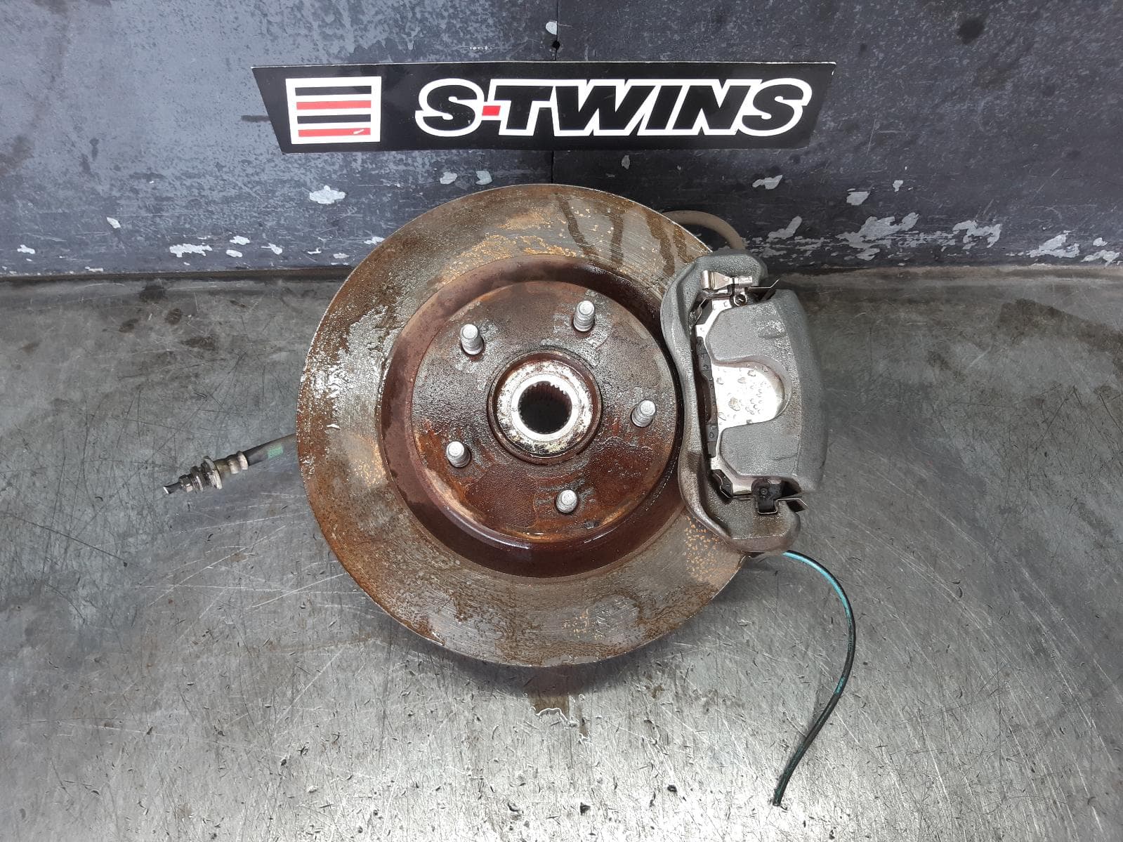 Used auto part listing image: 2016 NISSAN JUKE RIGHT FRONT HUB ASSEMBLY F15, 06/10-12/19 0000299444