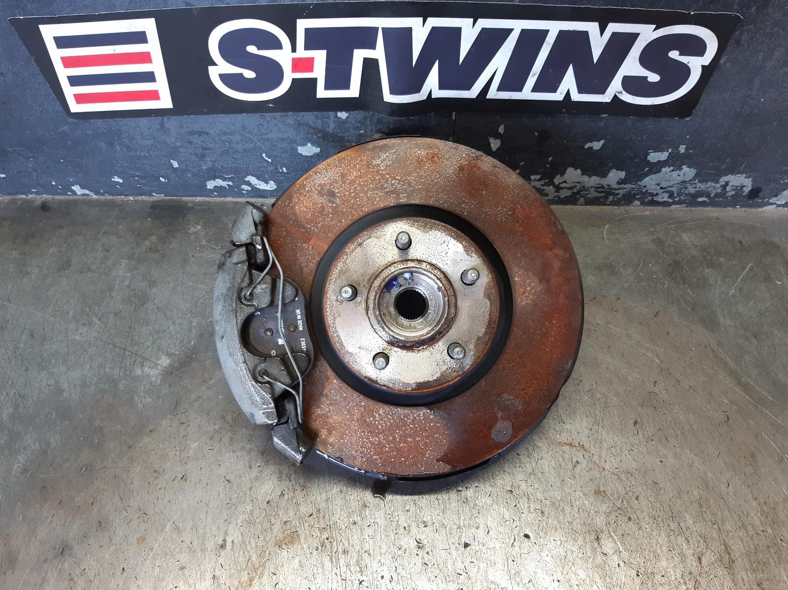 Used auto part listing image: 2008 VOLVO C30 LEFT FRONT HUB ASSEMBLY M SERIES, 04/07-07/13 0000314162