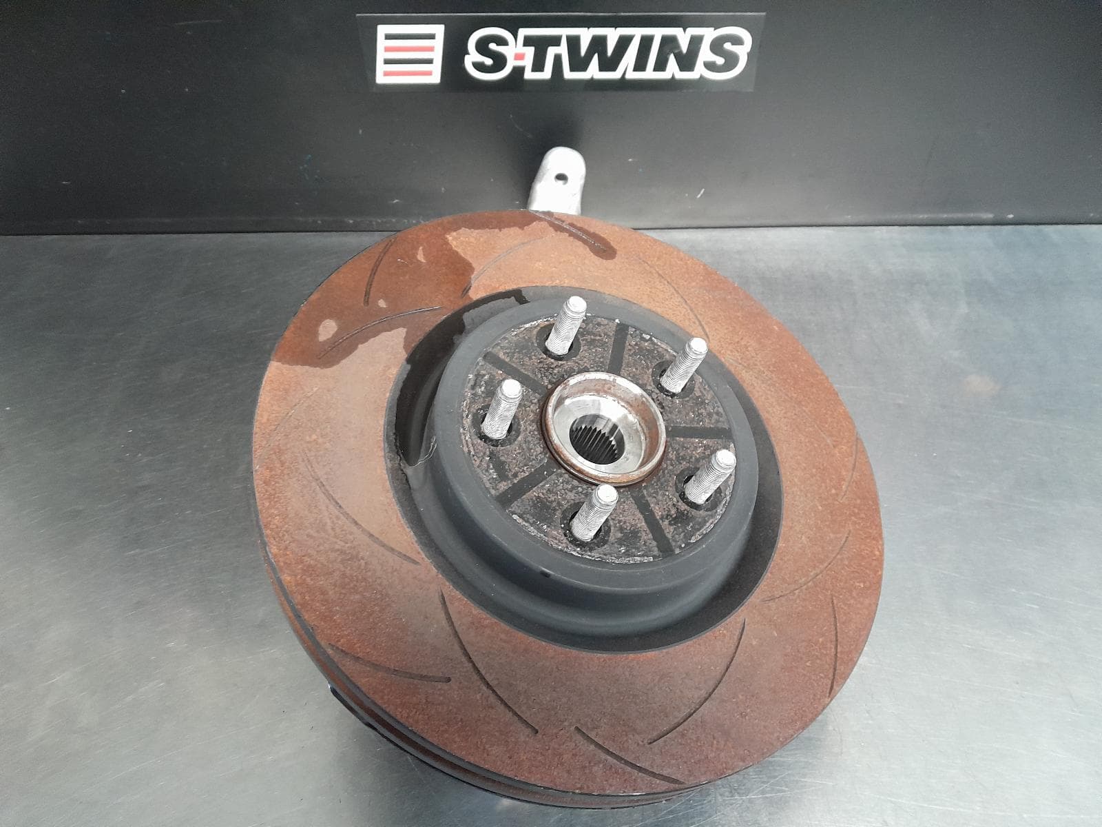 Used auto part listing image: 2017 JEEP GRANDCHEROKEE RIGHT FRONT HUB ASSEMBLY WK, 4WD, SRT, 09/16-02/22 0000258090