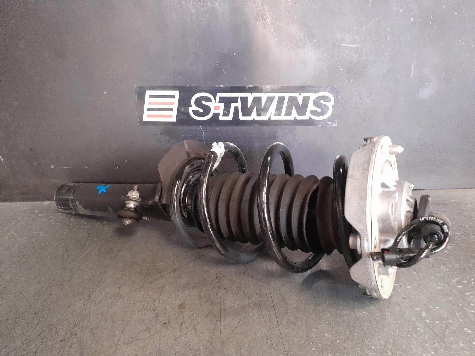 Used auto part listing image: 2016 BMW X1 LEFT FRONT STRUT F48, 2.0, AWD, ADAPTIVE TYPE, 08/15-06/22 0000339594
