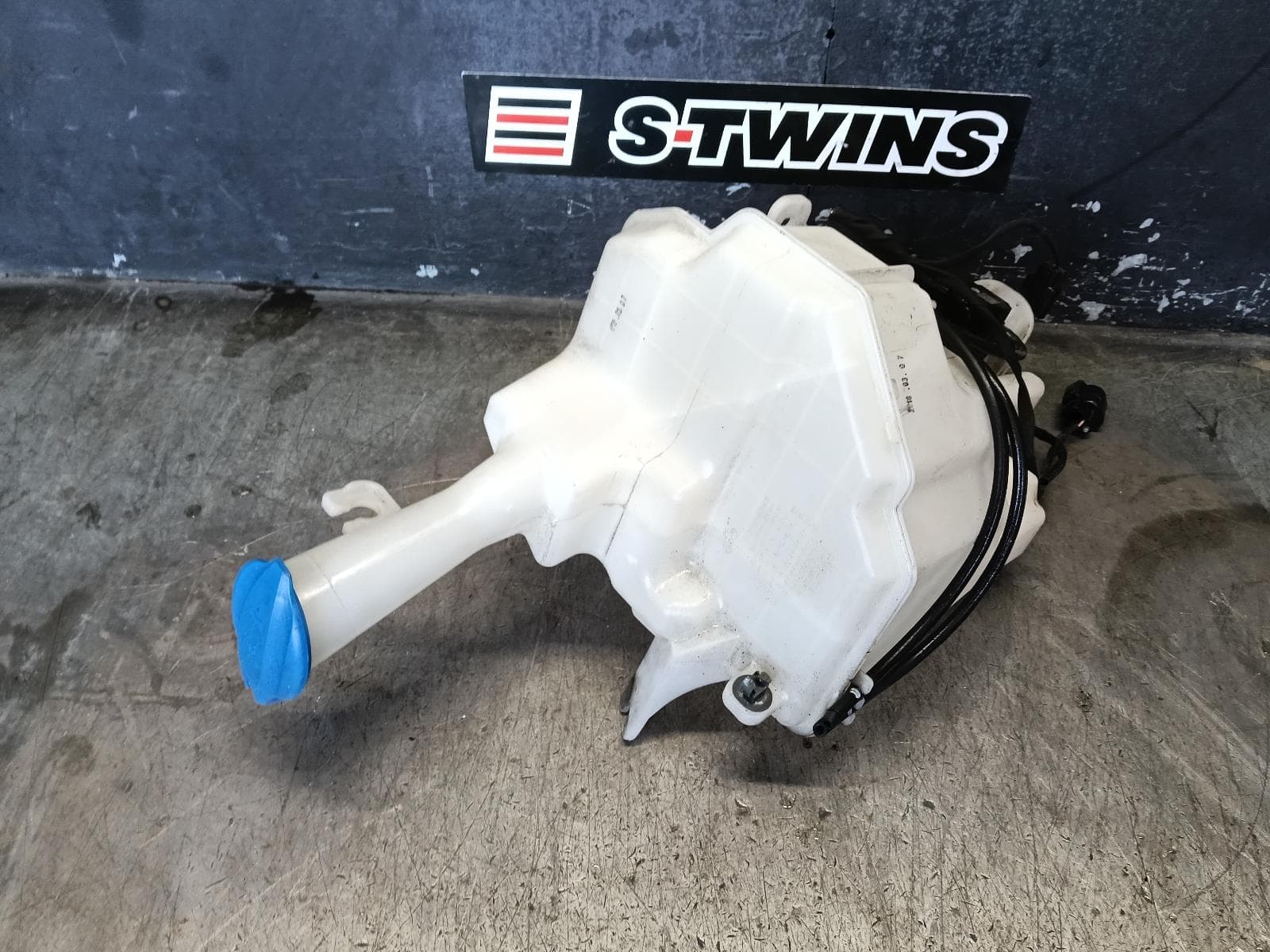 Used auto part listing image: 2017 KIA CERATO WASHER BOTTLE WASHER BOTTLE, YD, HATCH/SEDAN, 03/16-05/18 0000378739