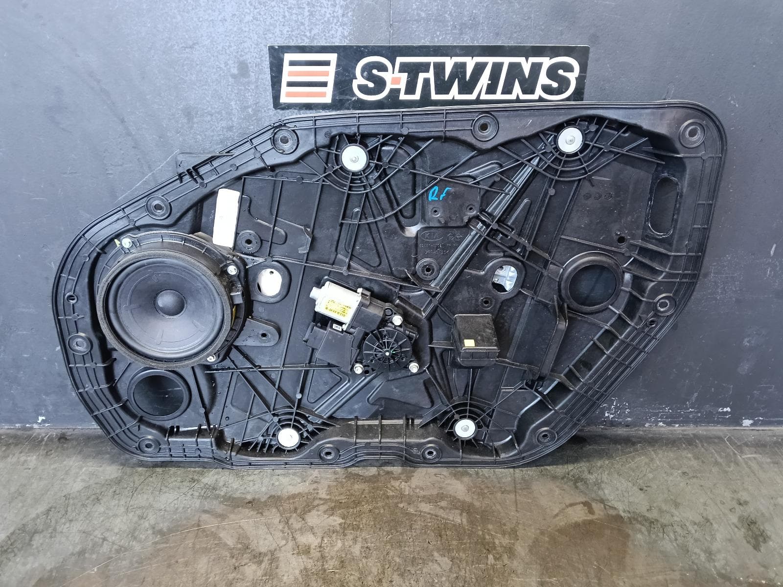Used auto part listing image: 2017 KIA CERATO RIGHT FRONT WINDOW REG MOTOR YD, DOOR REG ASSY (REG AND MOTOR), SEDAN/HATCH, 04/13-05/18 0000378747