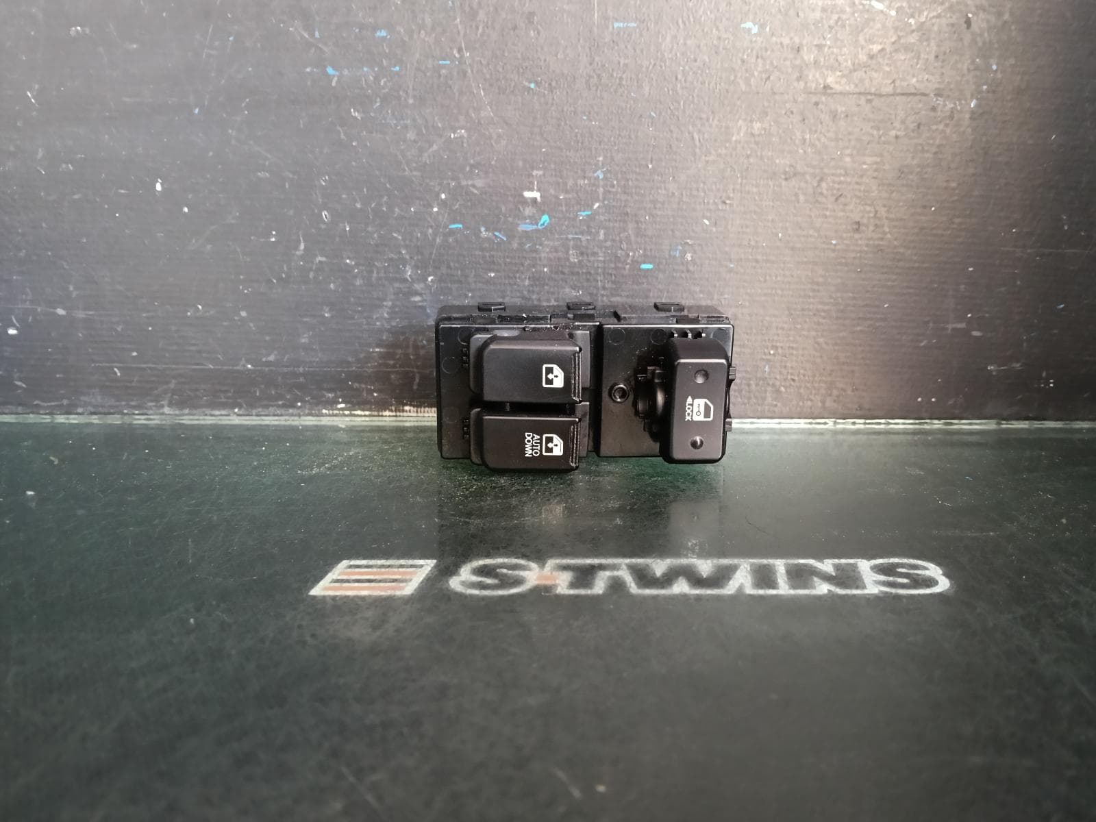 Used auto part listing image: 2020 HYUNDAI ILOAD/IMAX PWR DR WIND SWITCH RH FRONT (MASTER SWITCH), TQ, AUTO DOWN ONLY, 11/07-03/21 0000379445