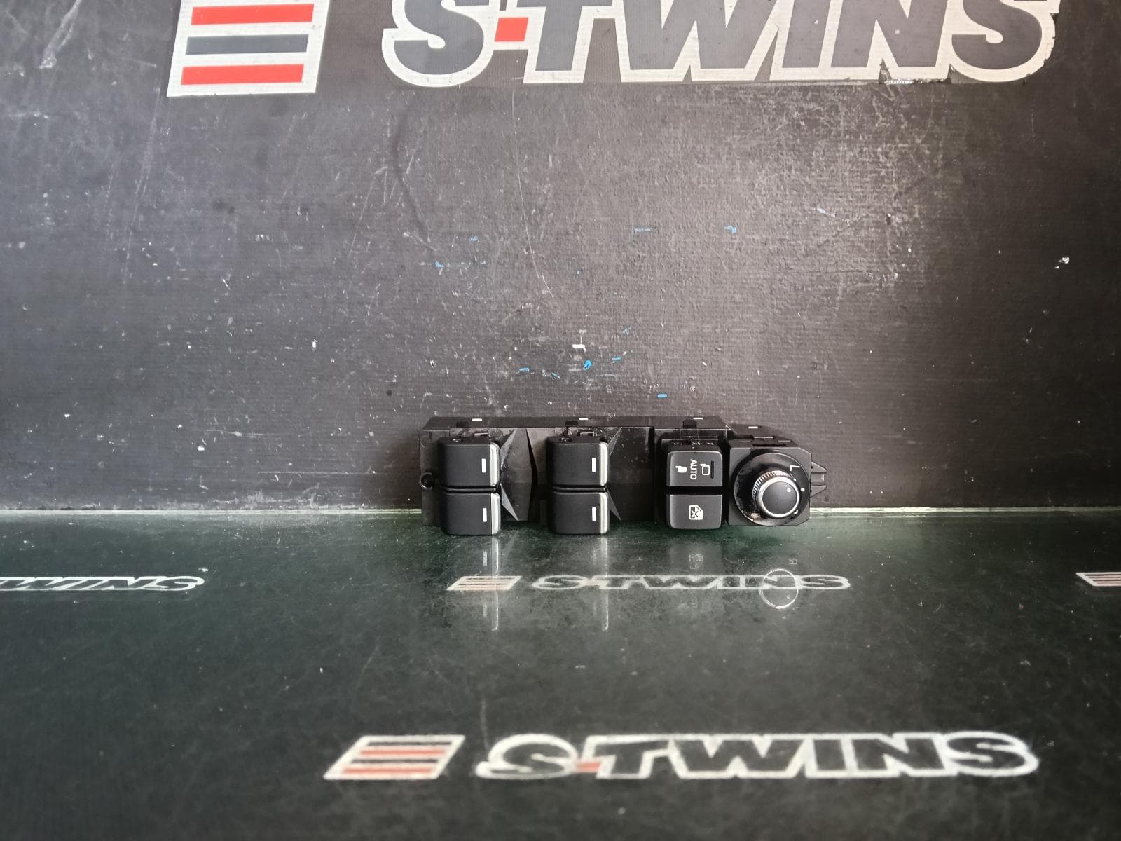 Used auto part listing image: 2019 MAZDA CX9 PWR DR WIND SWITCH RH FRONT (MASTER SWITCH), W/ AUTO FOLD MIRROR TYPE, TC, 07/16-12/24 0000378870