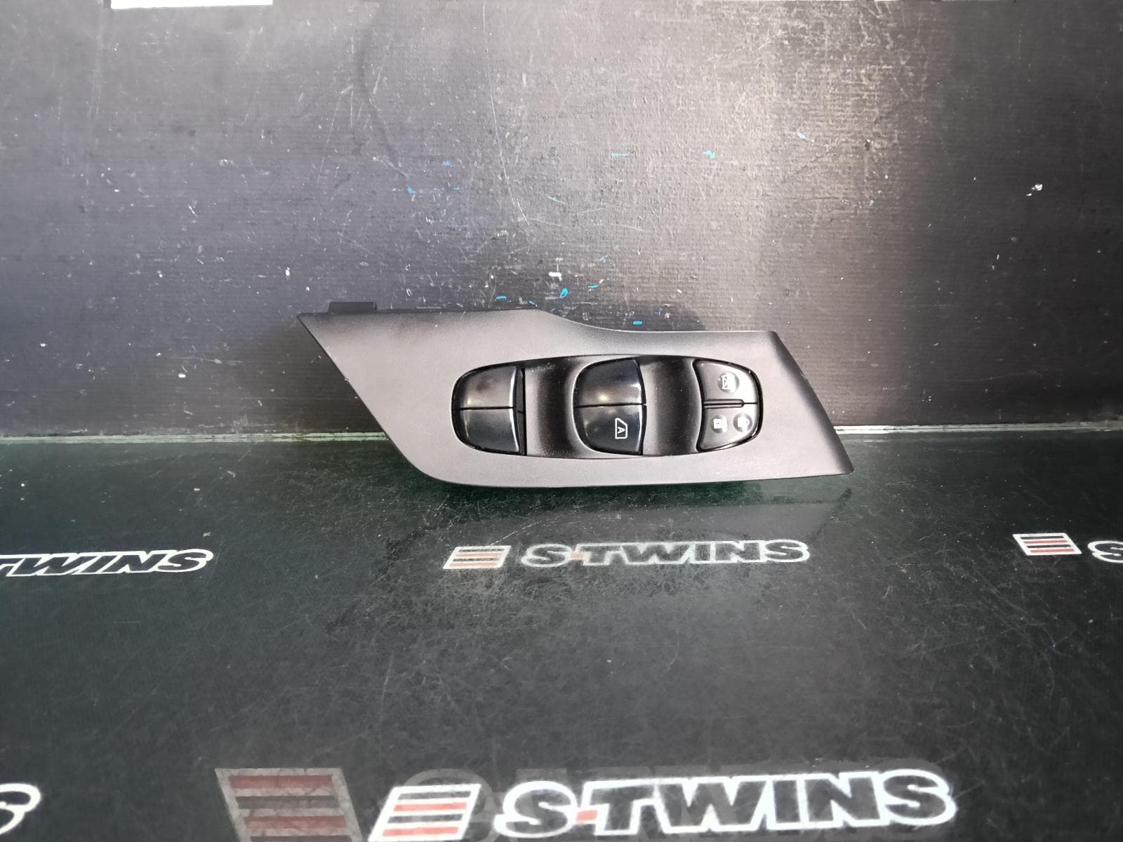 Used auto part listing image: 2015 NISSAN ALTIMA PWR DR WIND SWITCH RH FRONT (MASTER SWITCH), L33, 11/13-12/17 0000378896
