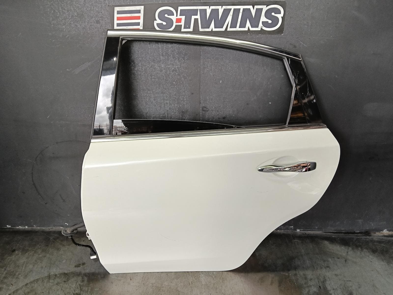 Used auto part listing image: 2015 NISSAN ALTIMA LEFT REAR DOOR SLIDING L33, 11/13-12/17 0000378518