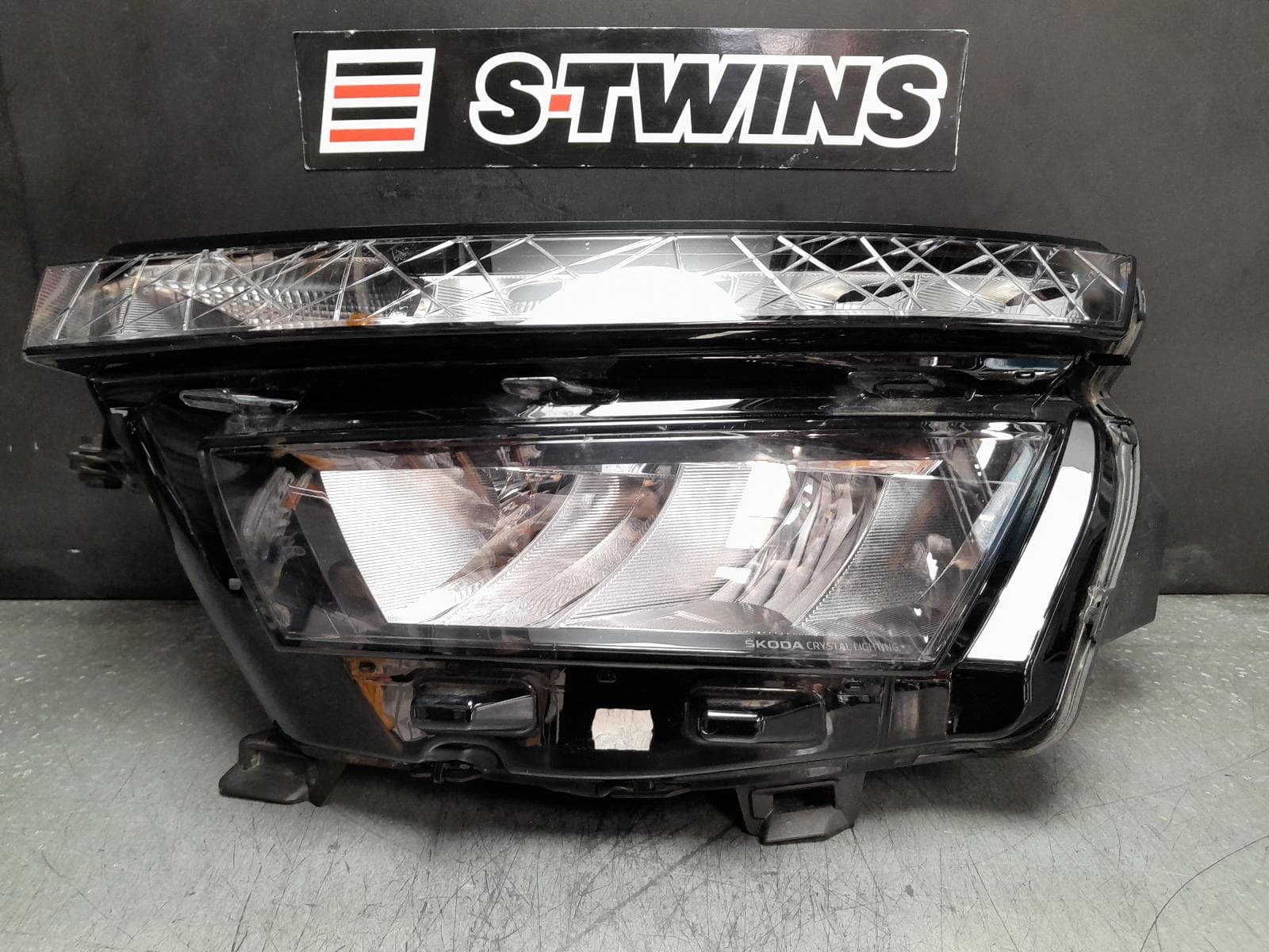 Used auto part listing image: 2023 SKODA KAMIQ LEFT HEADLAMP NW, W/ LED TYPE, NON CORNERING TYPE, 06/20-01/24 0000378453