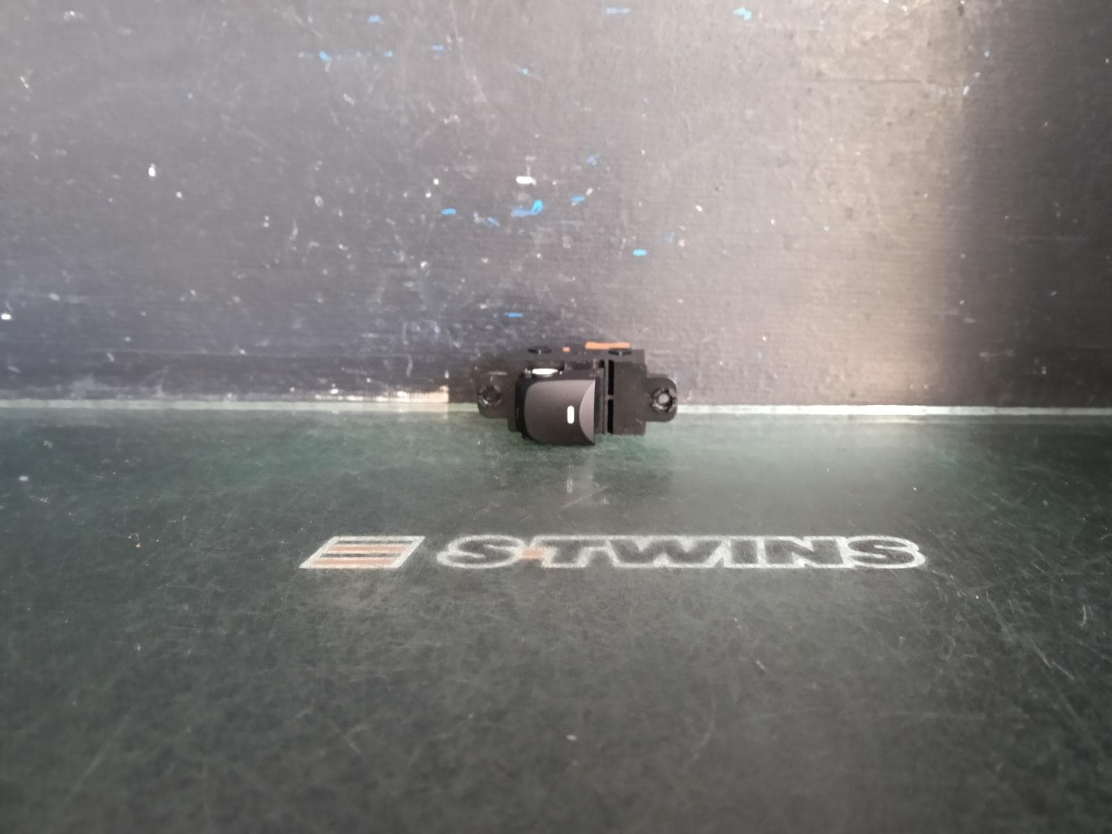Used auto part listing image: 2014 HYUNDAI I30 PWR DR WIND SWITCH LH REAR, NON AUTO UP/DOWN TYPE, GD, 03/12-02/17 0000379198
