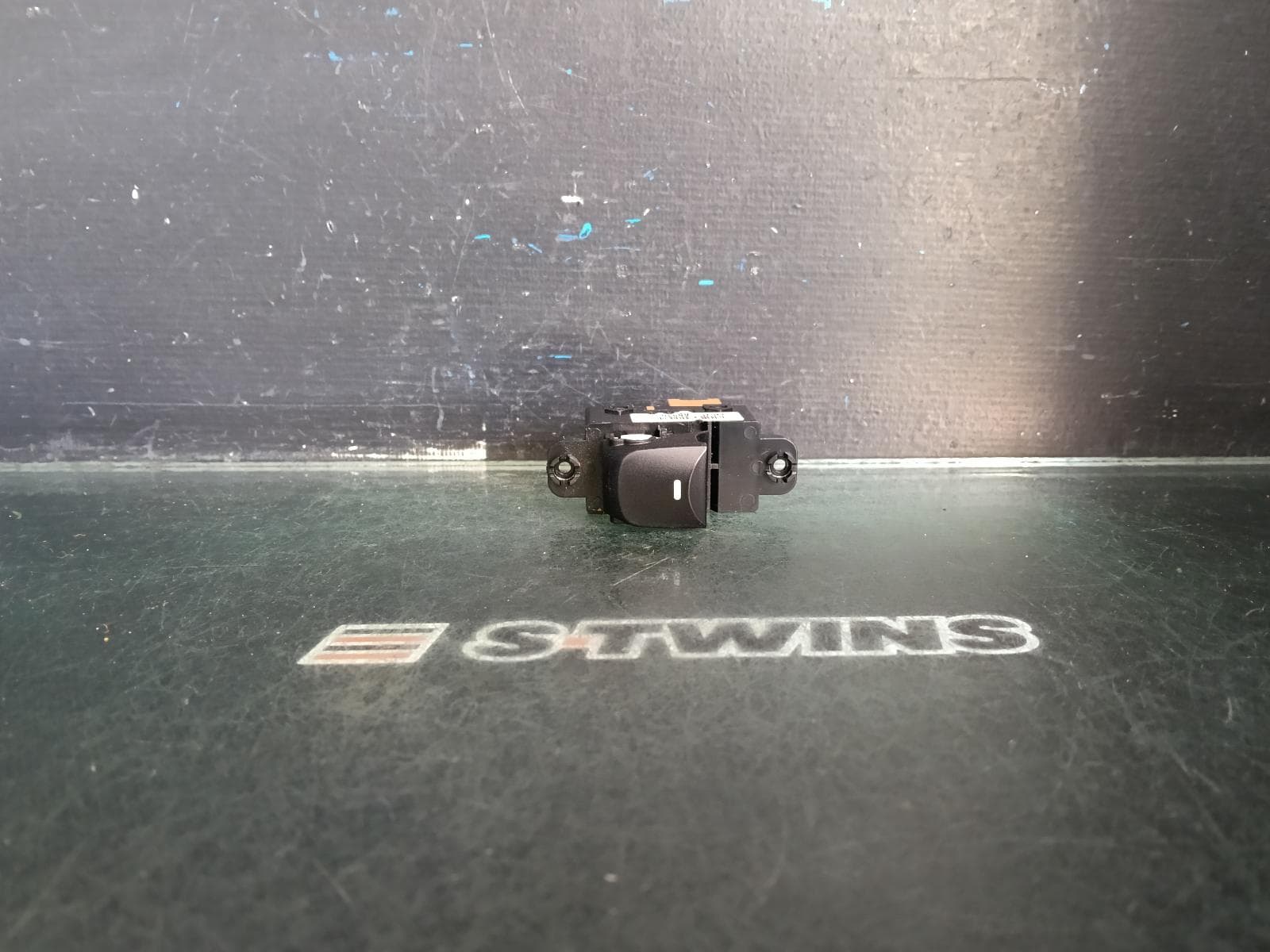 Used auto part listing image: 2014 HYUNDAI I30 PWR DR WIND SWITCH LH FRONT, NON AUTO UP/DOWN TYPE, GD, 03/12-02/17 0000379197