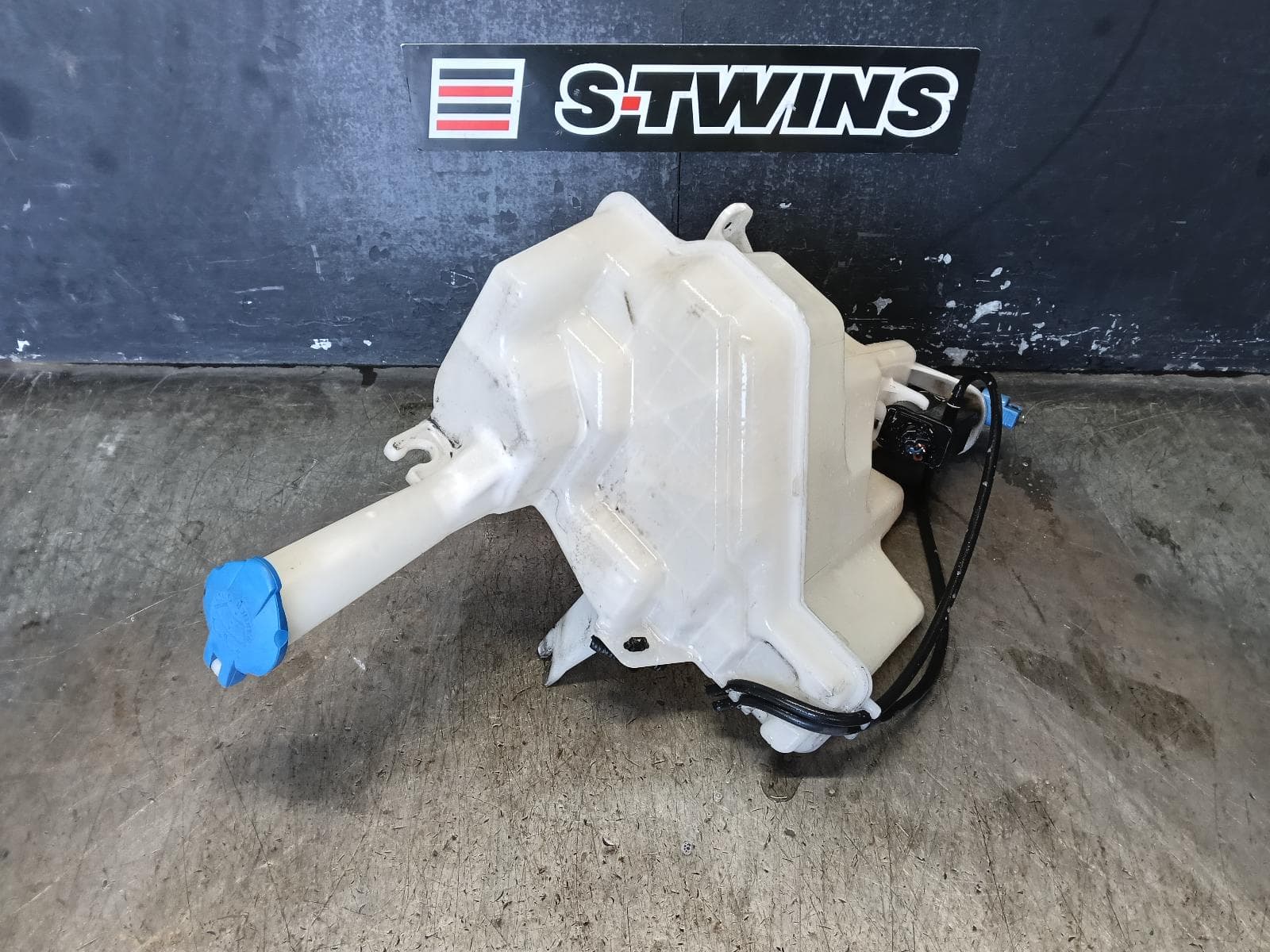 Used auto part listing image: 2014 HYUNDAI I30 WASHER BOTTLE GD, 5DR HATCH, NON H/LAMP WASHER, W/ LEVEL SENSOR TYPE, 03/12-02/17 0000379191