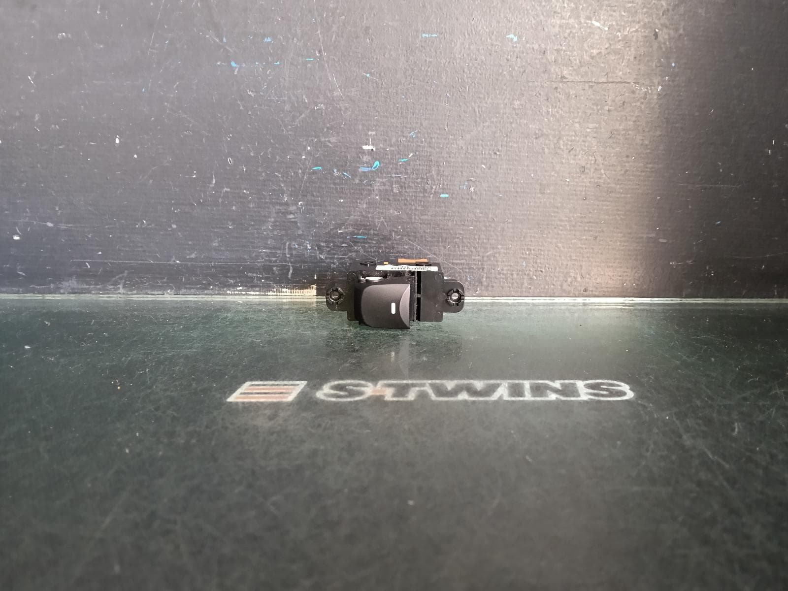 Used auto part listing image: 2014 HYUNDAI I30 PWR DR WIND SWITCH RH REAR, NON AUTO UP/DOWN TYPE, GD, 03/12-02/17 0000379200