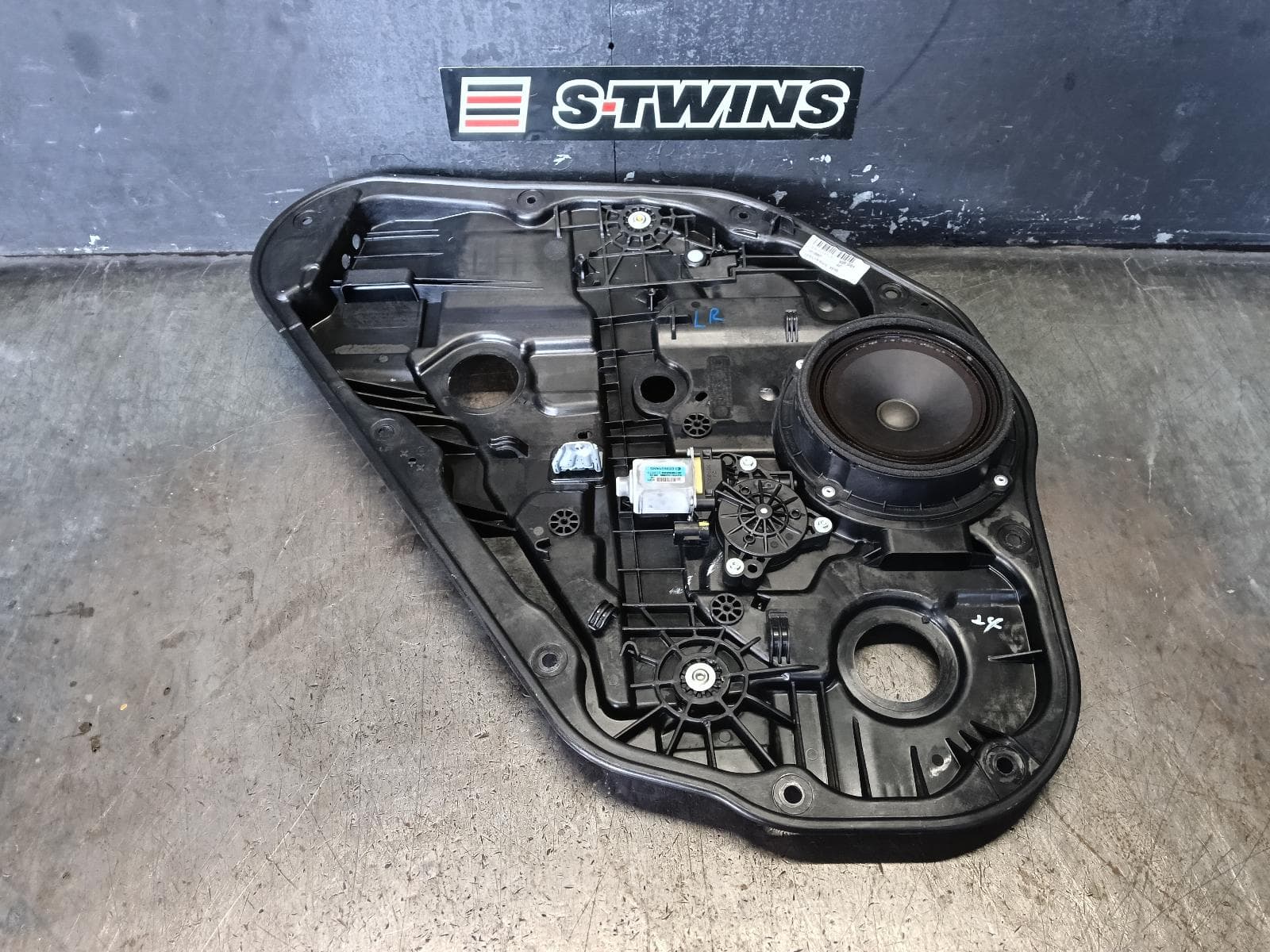 Used auto part listing image: 2014 HYUNDAI I30 LEFT REAR WND REG MOTOR GD, HATCH, DOOR REG ASSY (REG AND MOTOR), (MOTOR-2 PIN), 03/12-04/17 0000378983