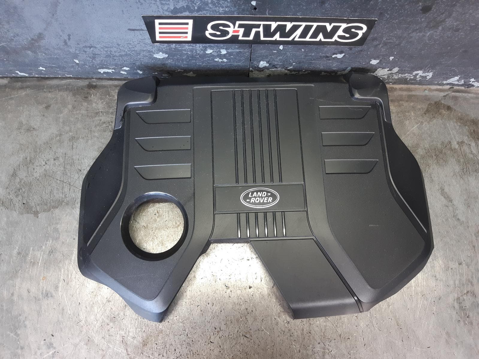 Used auto part listing image: 2017 LAND ROVER RANGEROVER VELAR ENGINE COVER L560, 05/17- 0000299520