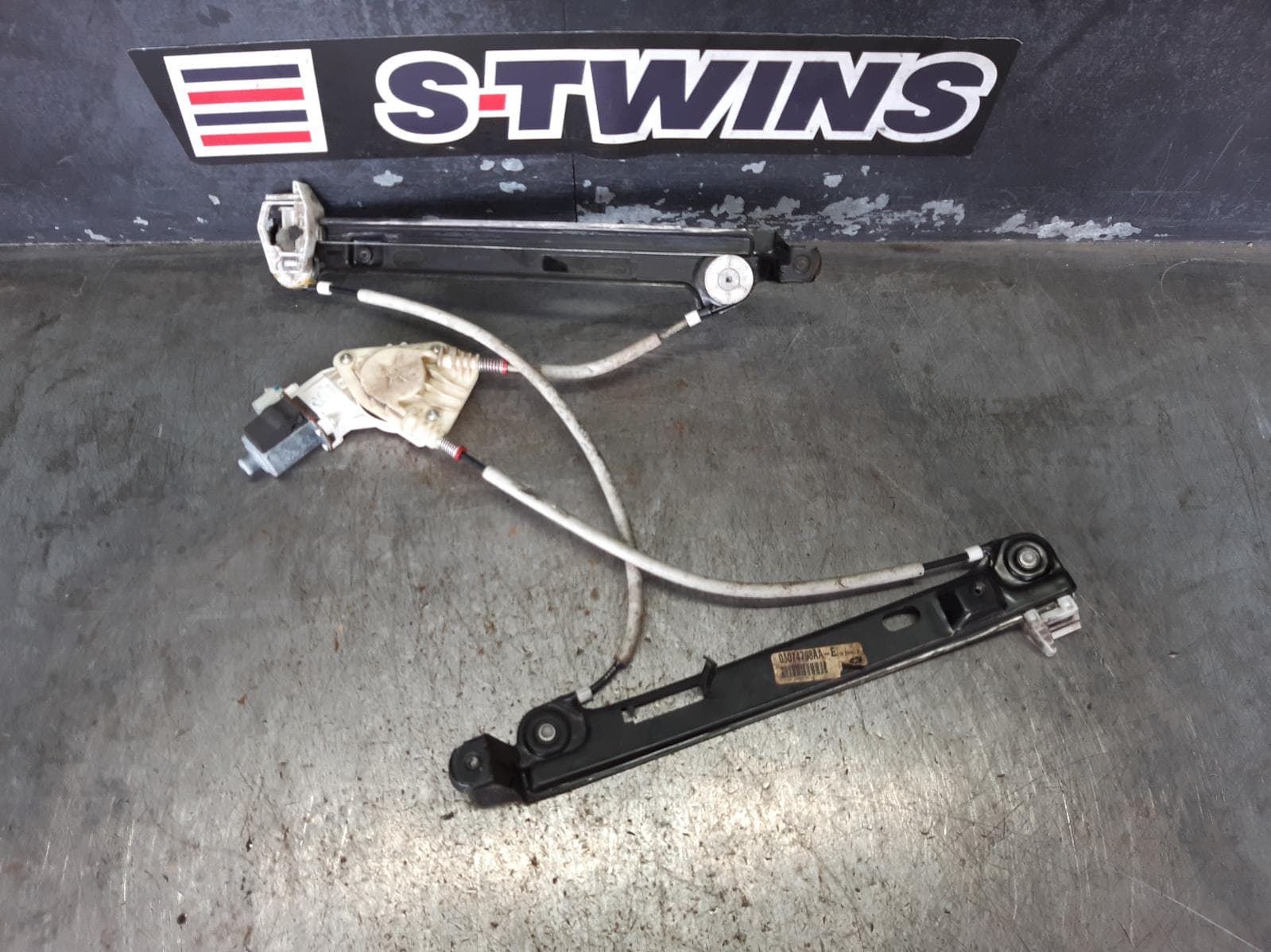 Used auto part listing image: 2008 DODGE CALIBER RIGHT FRONT WINDOW REG MOTOR PM, 08/06-12/12 0000307299