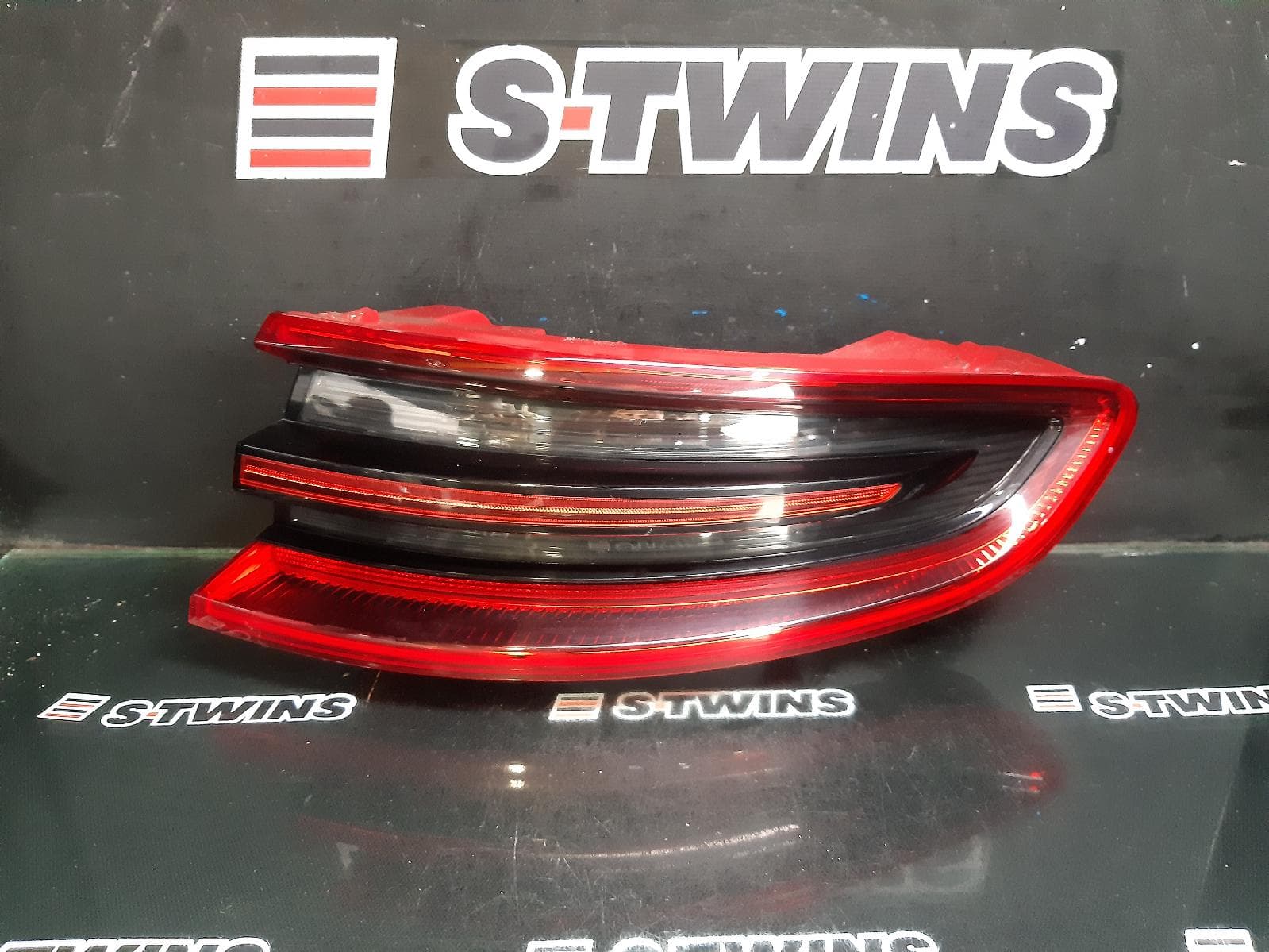 Used auto part listing image: 2016 PORSCHE MACAN RIGHT TAILLIGHT IN BODY, 95B, LED TYPE, 06/14-07/18 0000376004