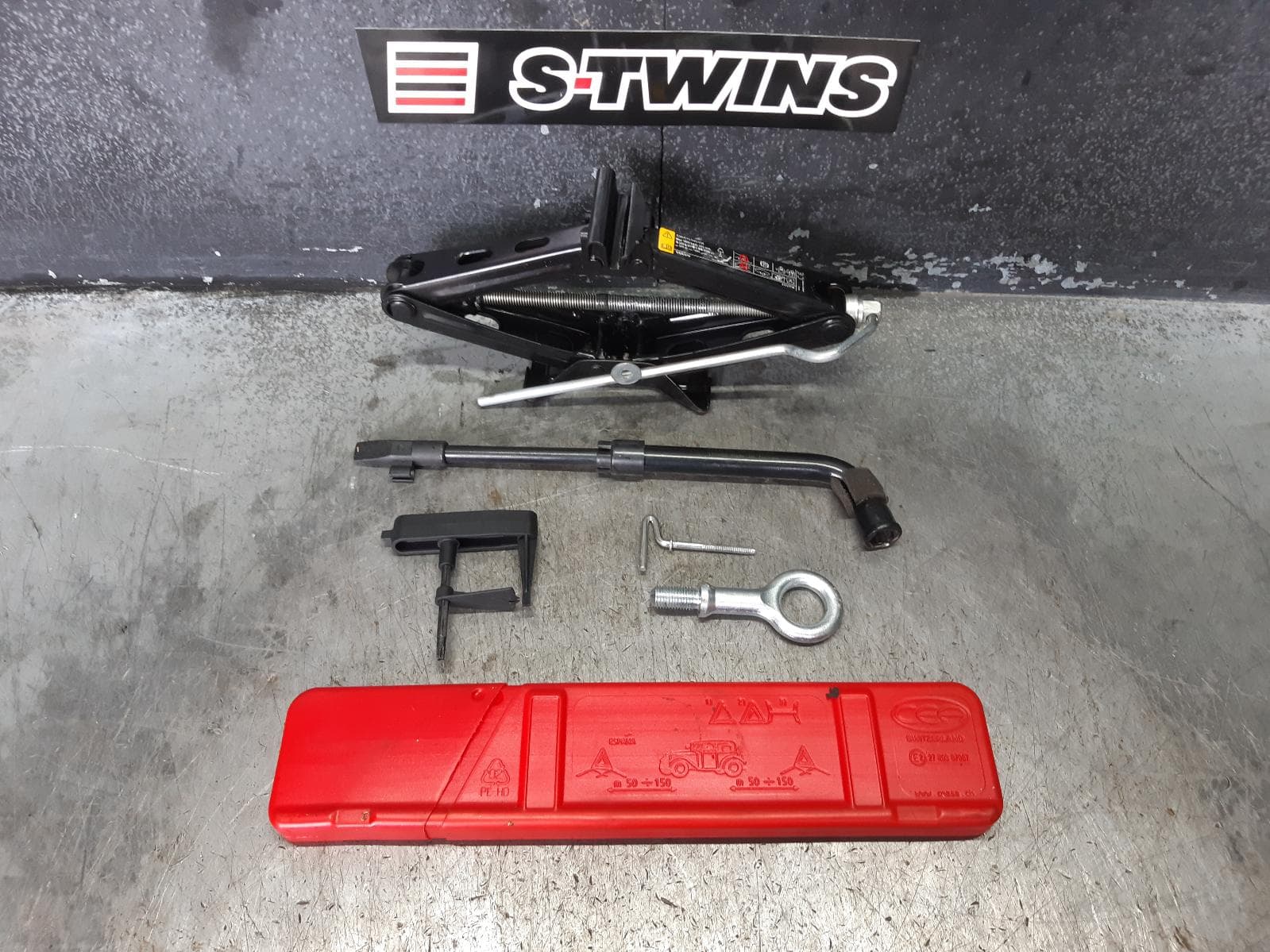 Used auto part listing image: 2010 VOLVO V50 JACK TOOL KIT 03/04-08/12 0000243176