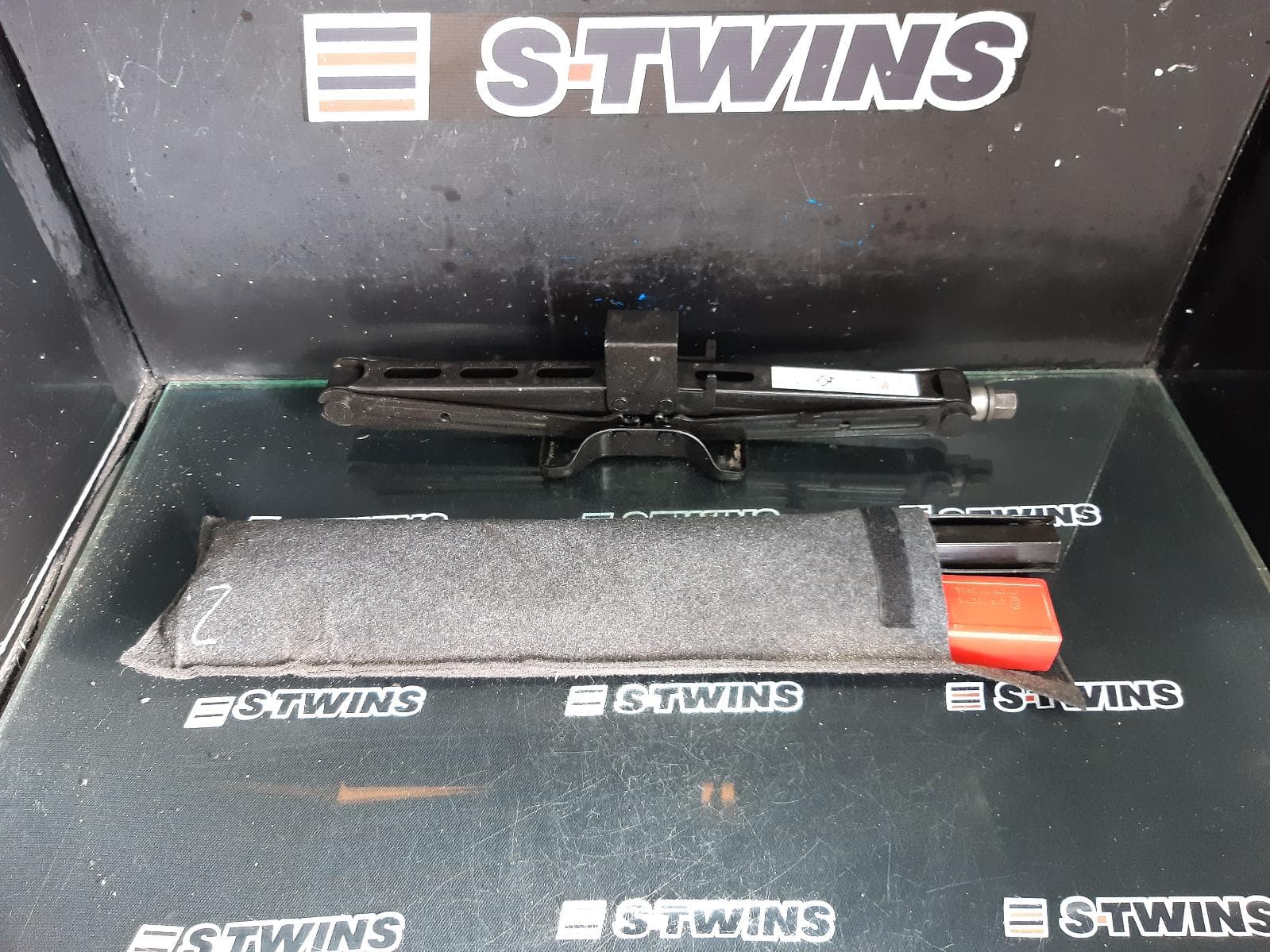 Used auto part listing image: 2019 LDV G10 VAN JACK TOOL KIT SV7A/SV7C, WAGON/VAN, 04/15- 0000347684