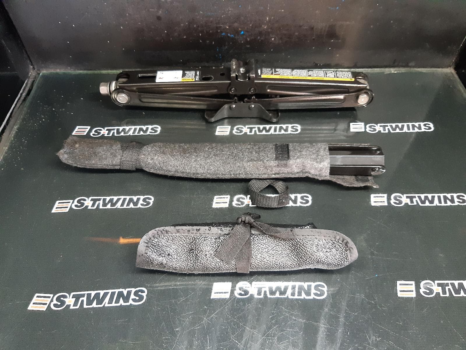 Used auto part listing image: 2015 HOLDEN CAPTIVA JACK TOOL KIT CG, 01/11-09/15 0000345137