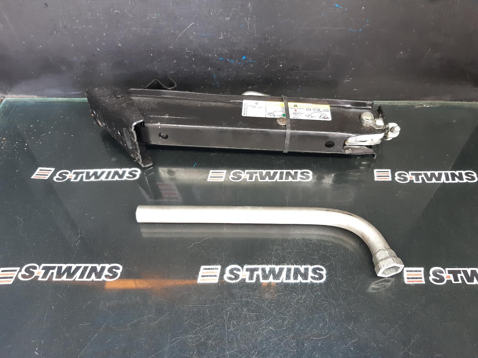 Used auto part listing image: 2014 VOLKSWAGEN TIGUAN JACK TOOL KIT 5N, 05/08-08/16 0000354166