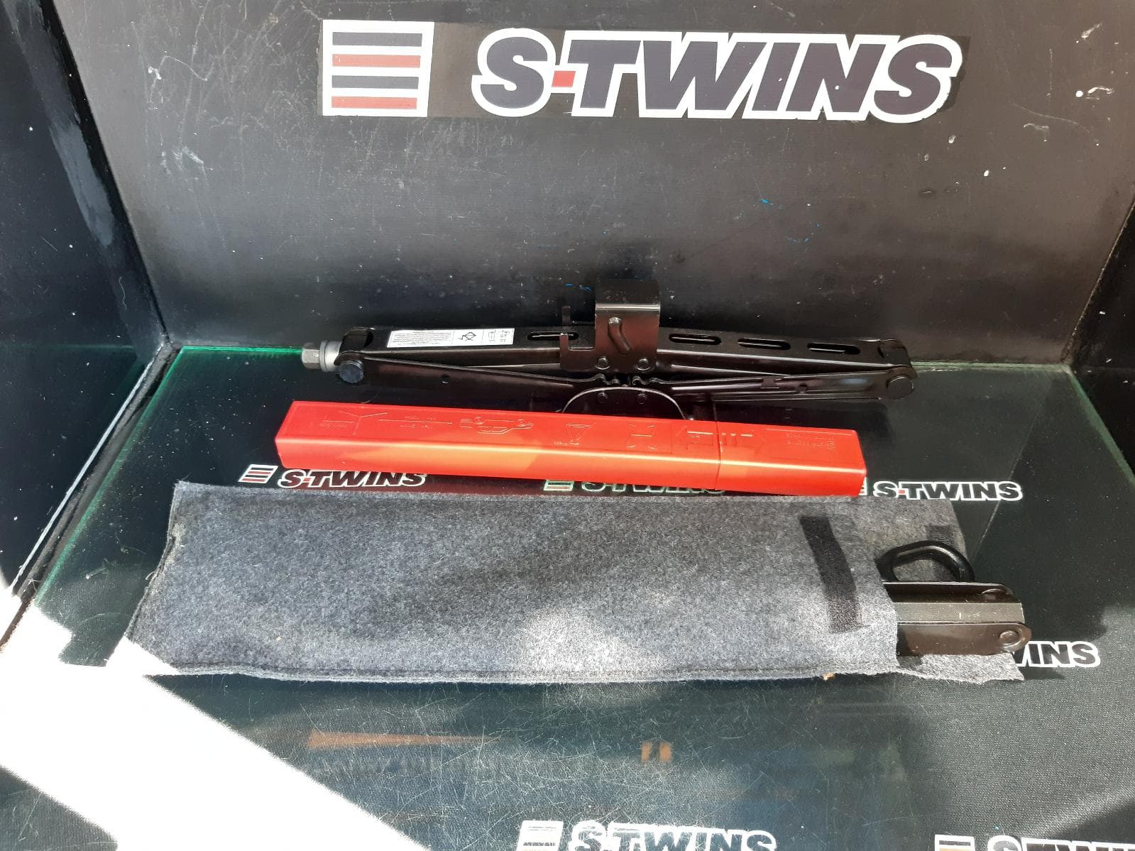 Used auto part listing image: 2020 LDV G10 VAN JACK TOOL KIT SV7A/SV7C, WAGON/VAN, 04/15- 0000350144