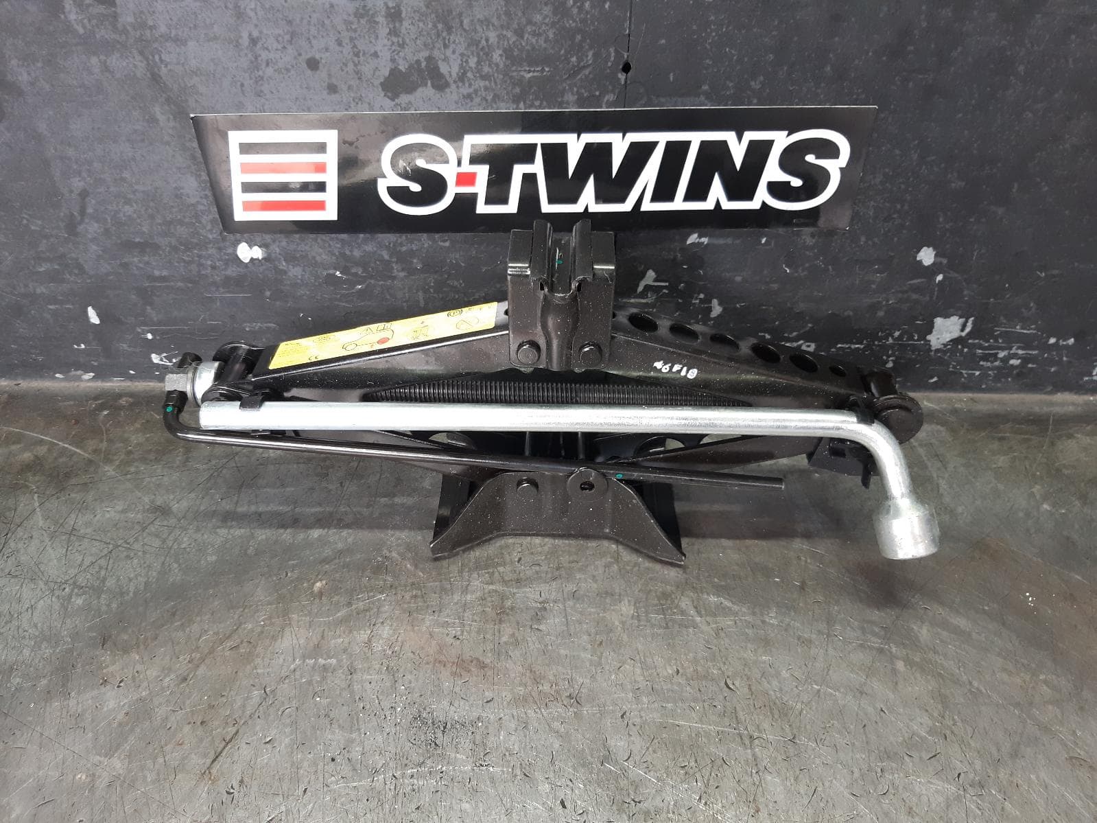 Used auto part listing image: 2020 LAND ROVER RANGE ROVER EVOQUE JACK TOOL KIT L551, 02/19- 0000354946