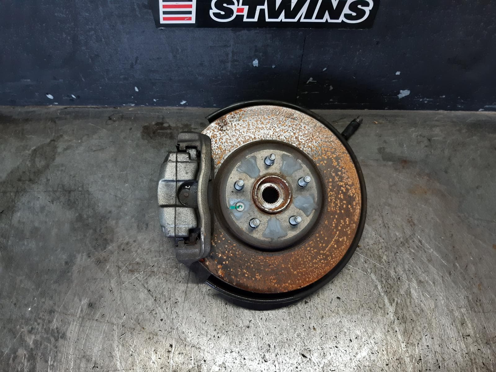 Used auto part listing image: 2015 HOLDEN TRAX LEFT FRONT HUB ASSEMBLY TJ SERIES, 08/13-12/20 0000341530