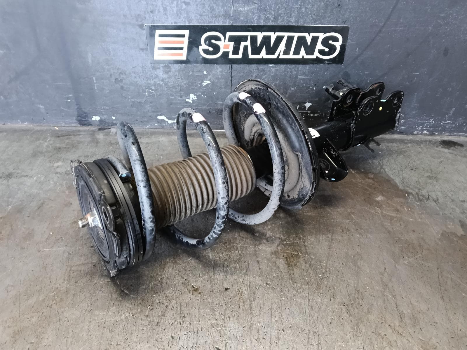 Used auto part listing image: 2015 NISSAN ALTIMA RIGHT FRONT STRUT L33, 11/13-12/17 0000379607