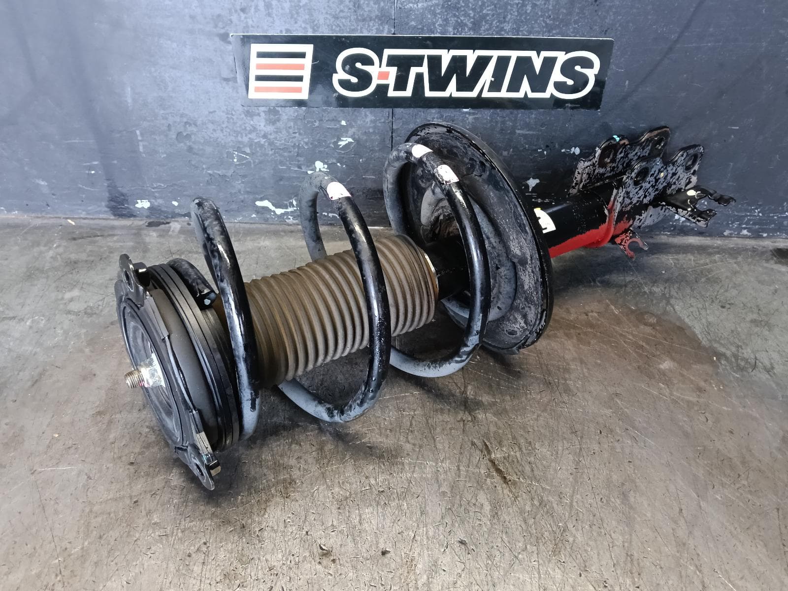 Used auto part listing image: 2015 NISSAN ALTIMA LEFT FRONT STRUT L33, 11/13-12/17 0000379608