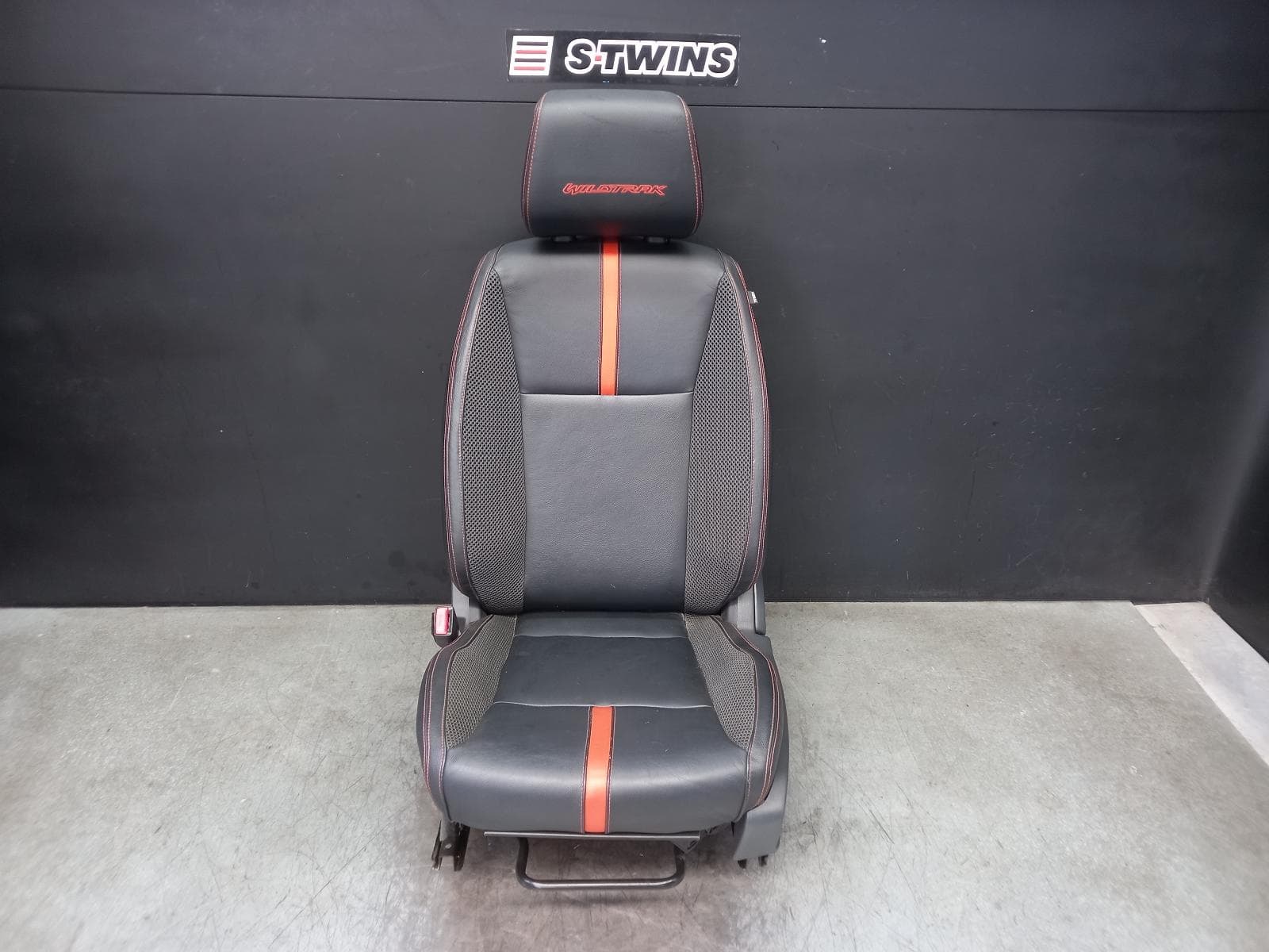 Used auto part listing image: 2012 FORD RANGER FRONT SEAT LH FRONT (BUCKET SEAT TYPE), PX, LEATHER/CLOTH, WILDTRAK, 06/11-06/15 0000379644