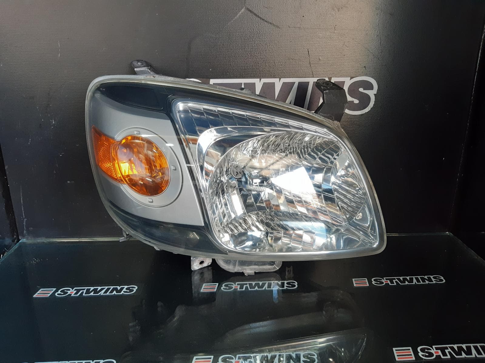Used auto part listing image: 2007 MAZDA BT50 RIGHT HEADLAMP UN, KOITO, LENS# 100-16680, 11/06-06/08 0000170949
