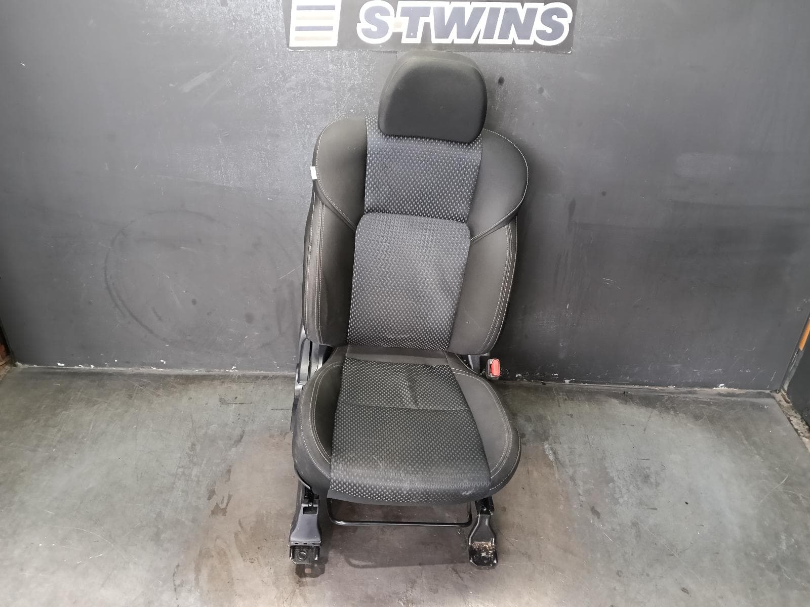 Used auto part listing image: 2018 MITSUBISHI OUTLANDER FRONT SEAT RH FRONT, ZK-ZL, CLOTH, 01/15-07/21 0000380593