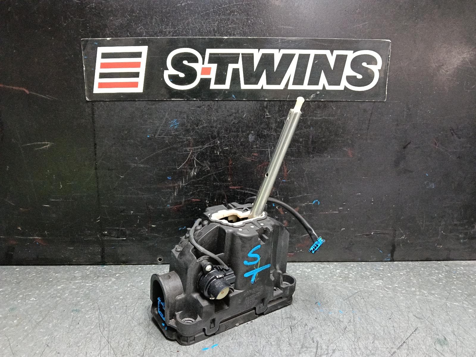 Used auto part listing image: 2017 JEEP GRANDCHEROKEE GEAR STICK SHIFTER AUTO T/M, 8 SPEED, WK, 07/16-02/22 0000383498