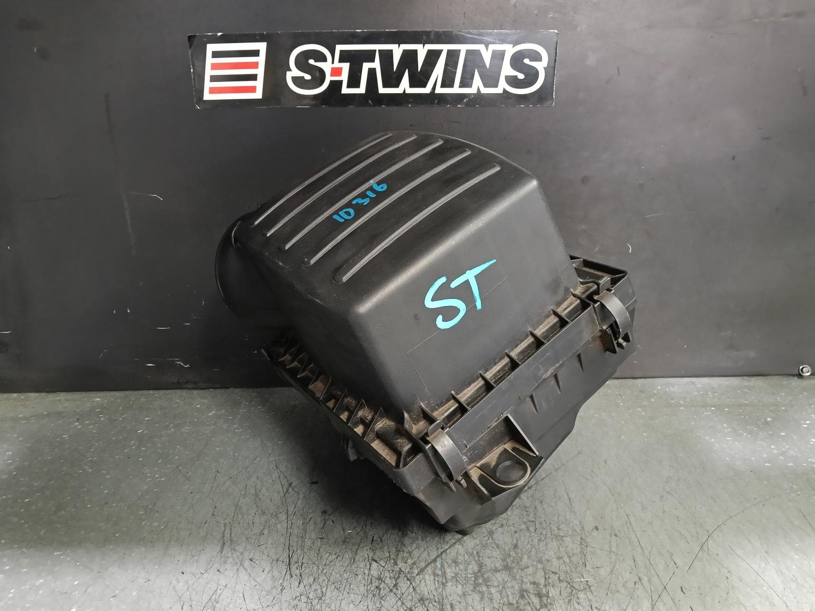 Used auto part listing image: 2017 JEEP GRANDCHEROKEE AIR CLEANER BOX AIR CLEANER, WK, 6.4, PETROL, 04/13-02/22 0000383501