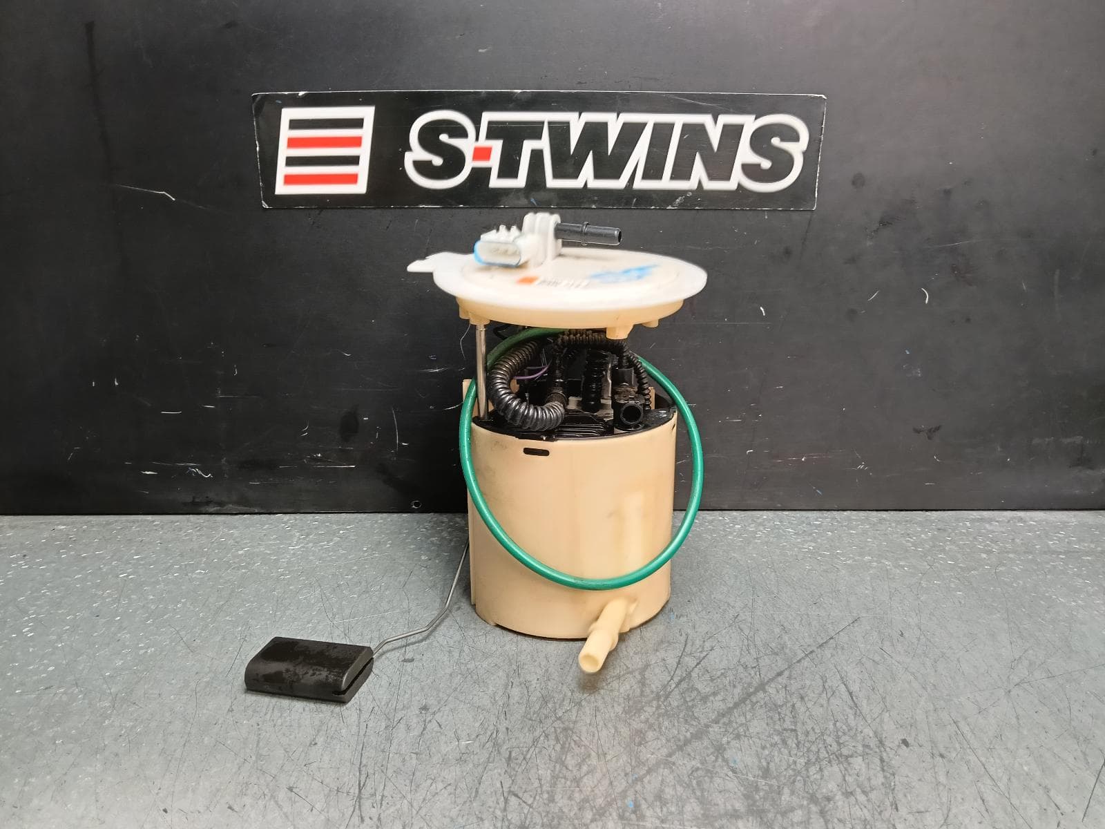 Used auto part listing image: 2017 JEEP GRANDCHEROKEE FUEL PUMP PUMP & SENDER, 6.4, PETROL, WK, 01/12-02/22 0000383502