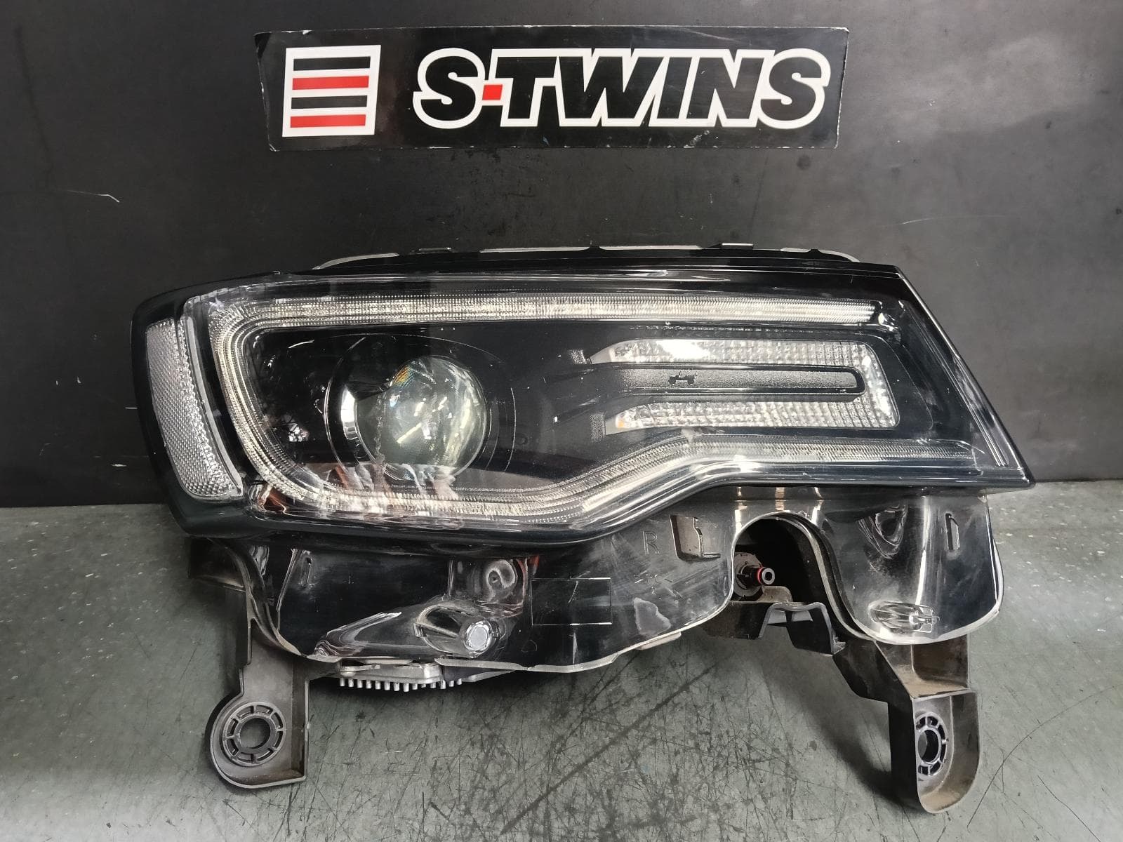 Used auto part listing image: 2017 JEEP GRANDCHEROKEE RIGHT HEADLAMP WK, SRT/TRACKHAWK, XENON, ADAPTIVE TYPE, 09/16-02/22 0000383508