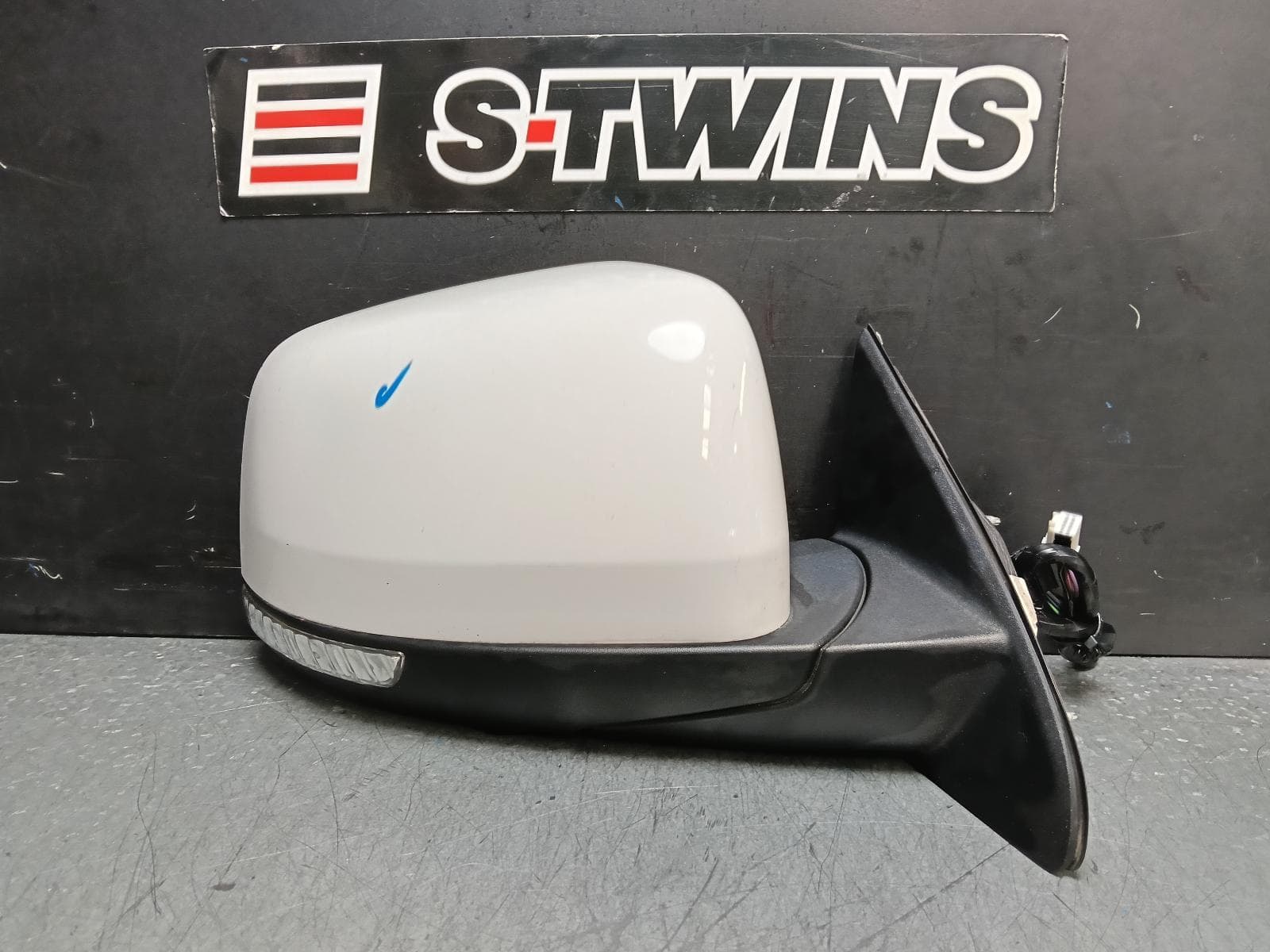 Used auto part listing image: 2017 JEEP GRANDCHEROKEE RIGHT DOOR MIRROR W/ MEMORY, AUTO DIM, BLIND SPOT, PUDDLE, COLOUR CODED, WK, 01/17-02/22 0000383511